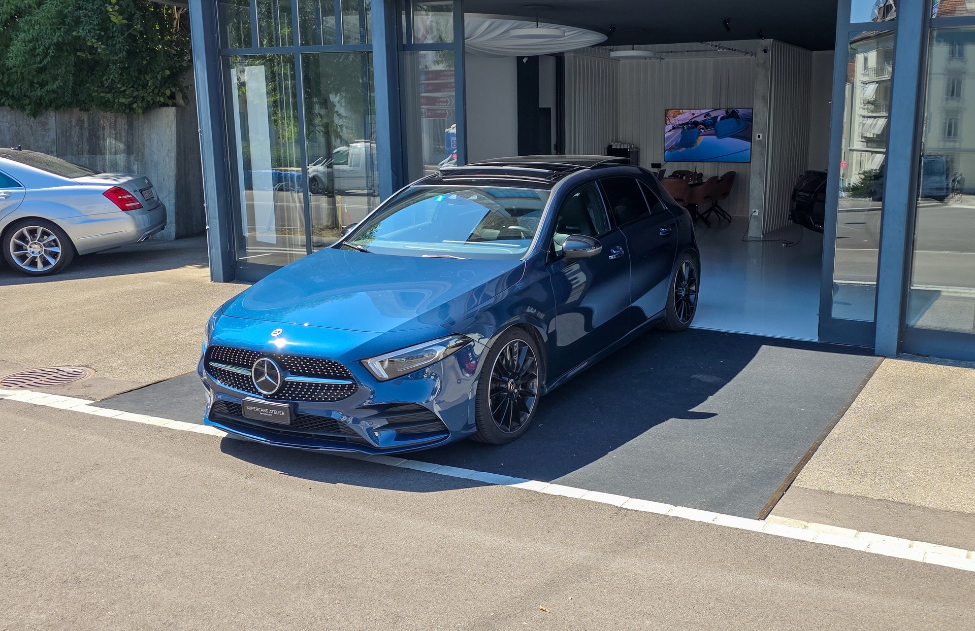 MERCEDES-BENZ A 220 d 4Matic AMG Line-image-2