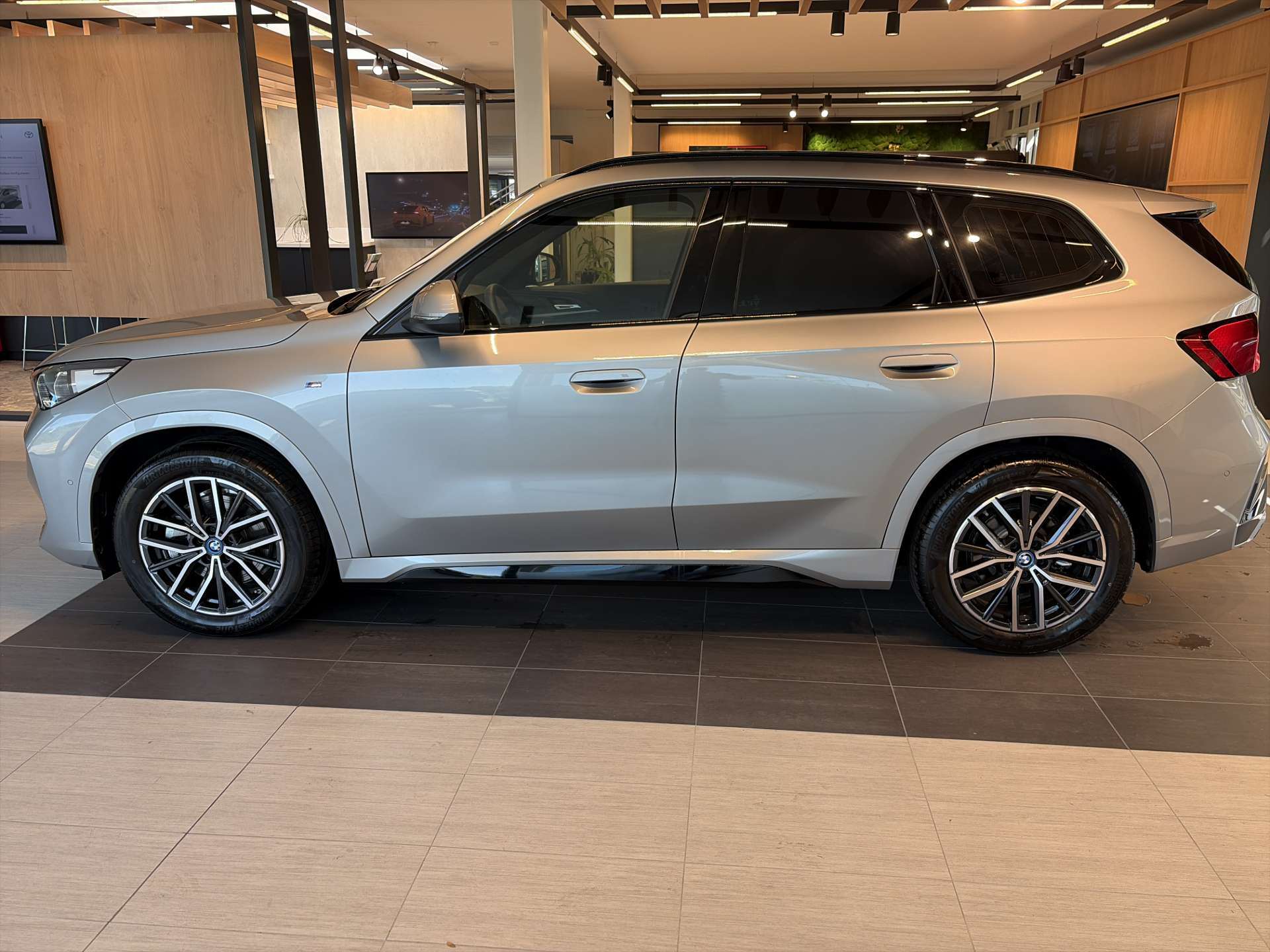 BMW iX1 xDrive 30 M Sport 306PS Automat-image-11