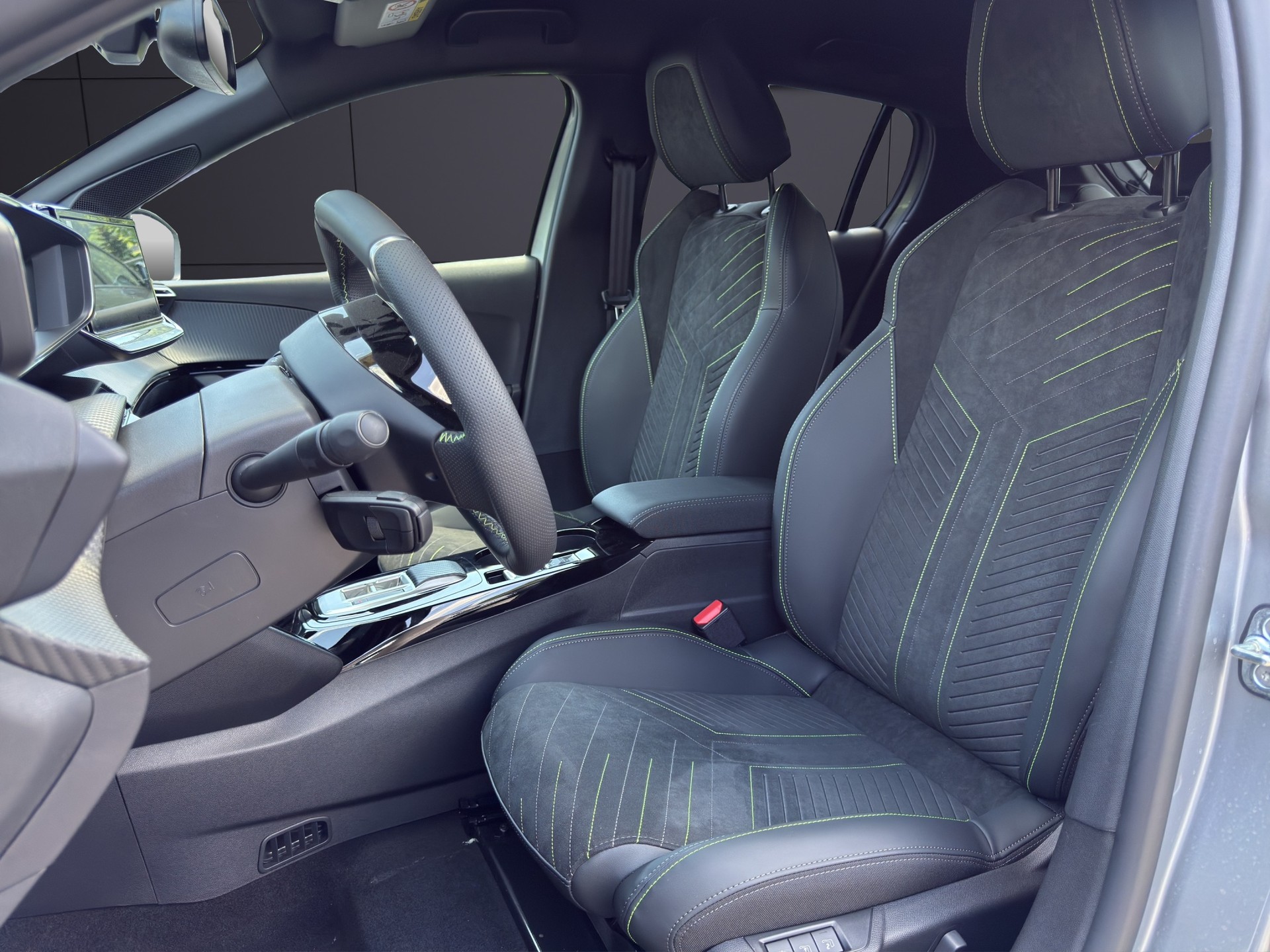 PEUGEOT 208 1.2 MHEV GT Exclusive-image-5