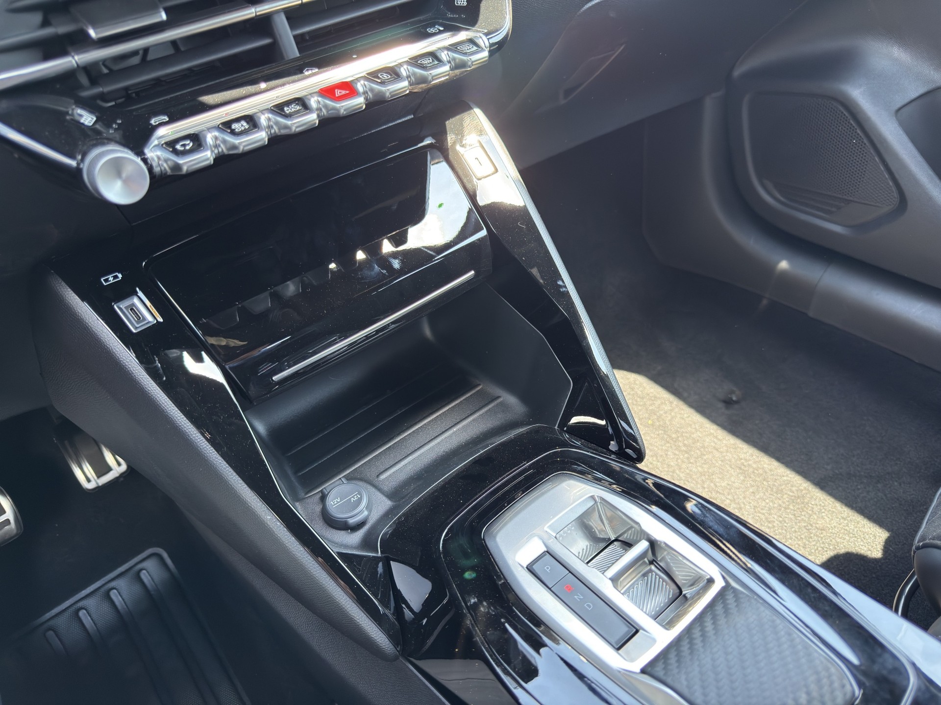 PEUGEOT 208 1.2 MHEV GT Exclusive-image-10