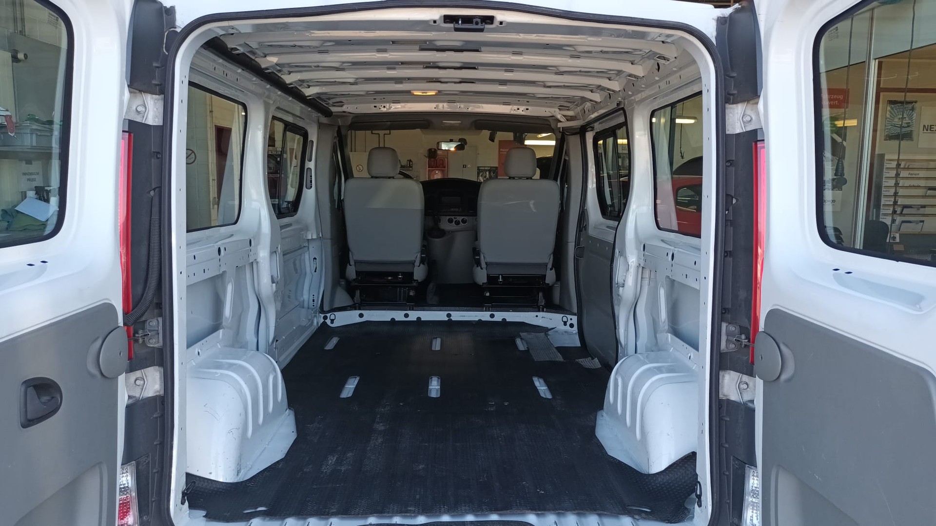 RENAULT Trafic 2.0i 2.9t L2H1-image-11