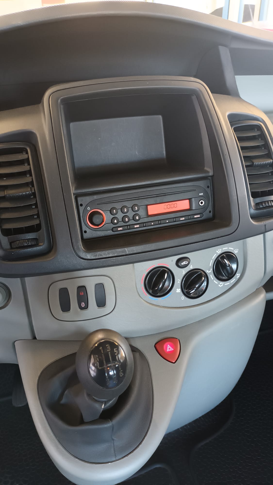 RENAULT Trafic 2.0i 2.9t L2H1-image-9