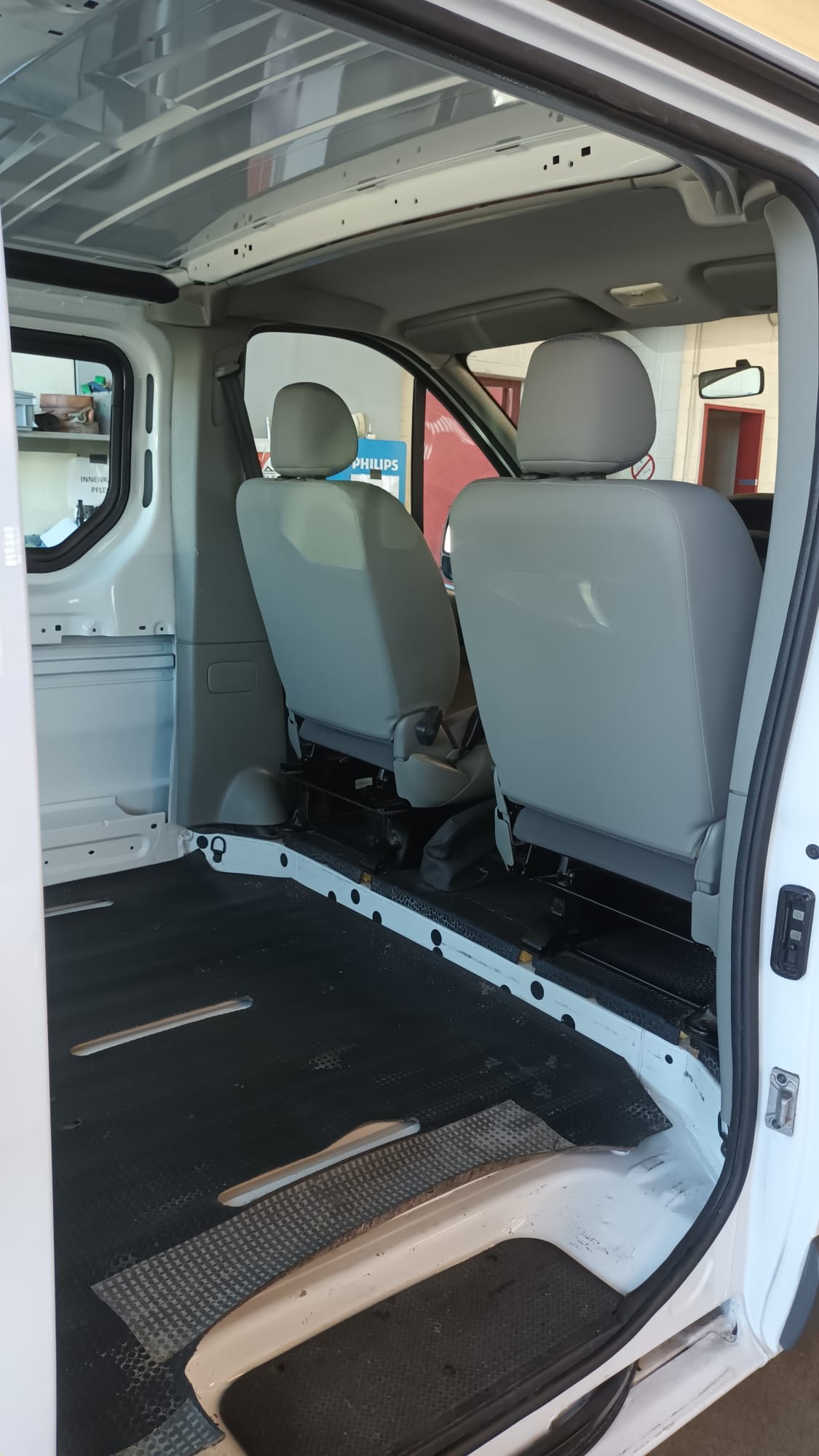 RENAULT Trafic 2.0i 2.9t L2H1-image-13