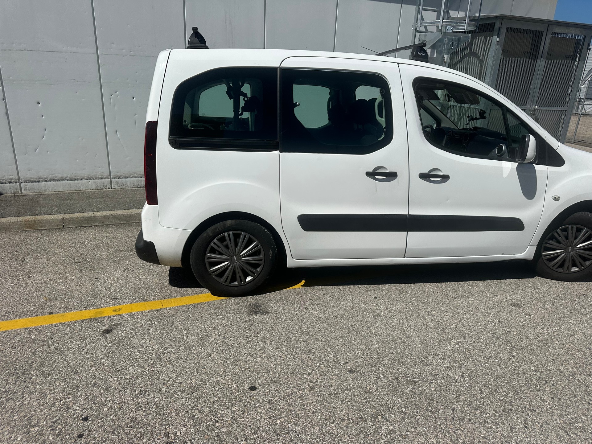 PEUGEOT Partner 1.6 e-HDI Family-image-13