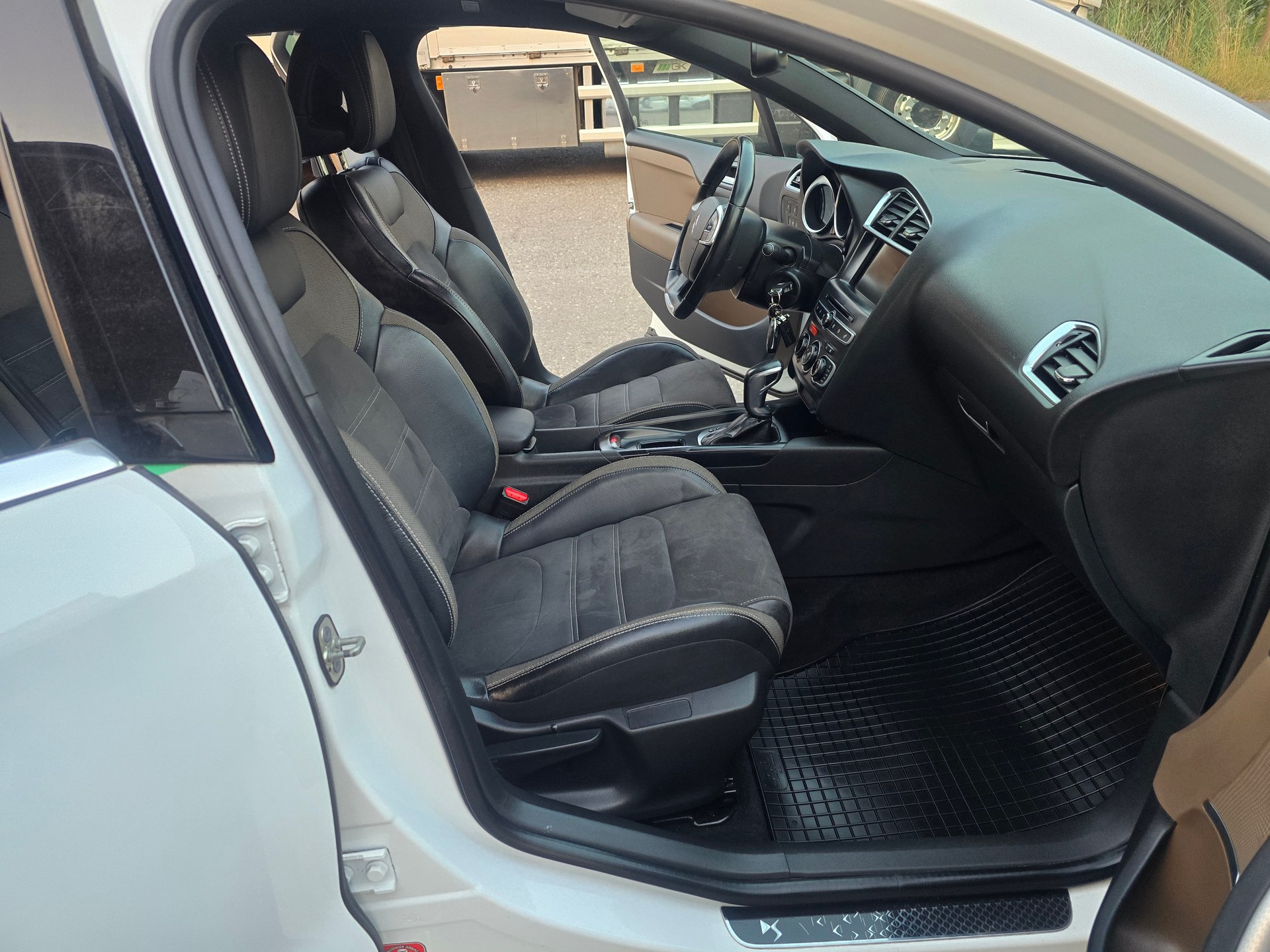 DS AUTOMOBILES DS 4 2.0 BlueHDi SO Chic Automatic-image-13