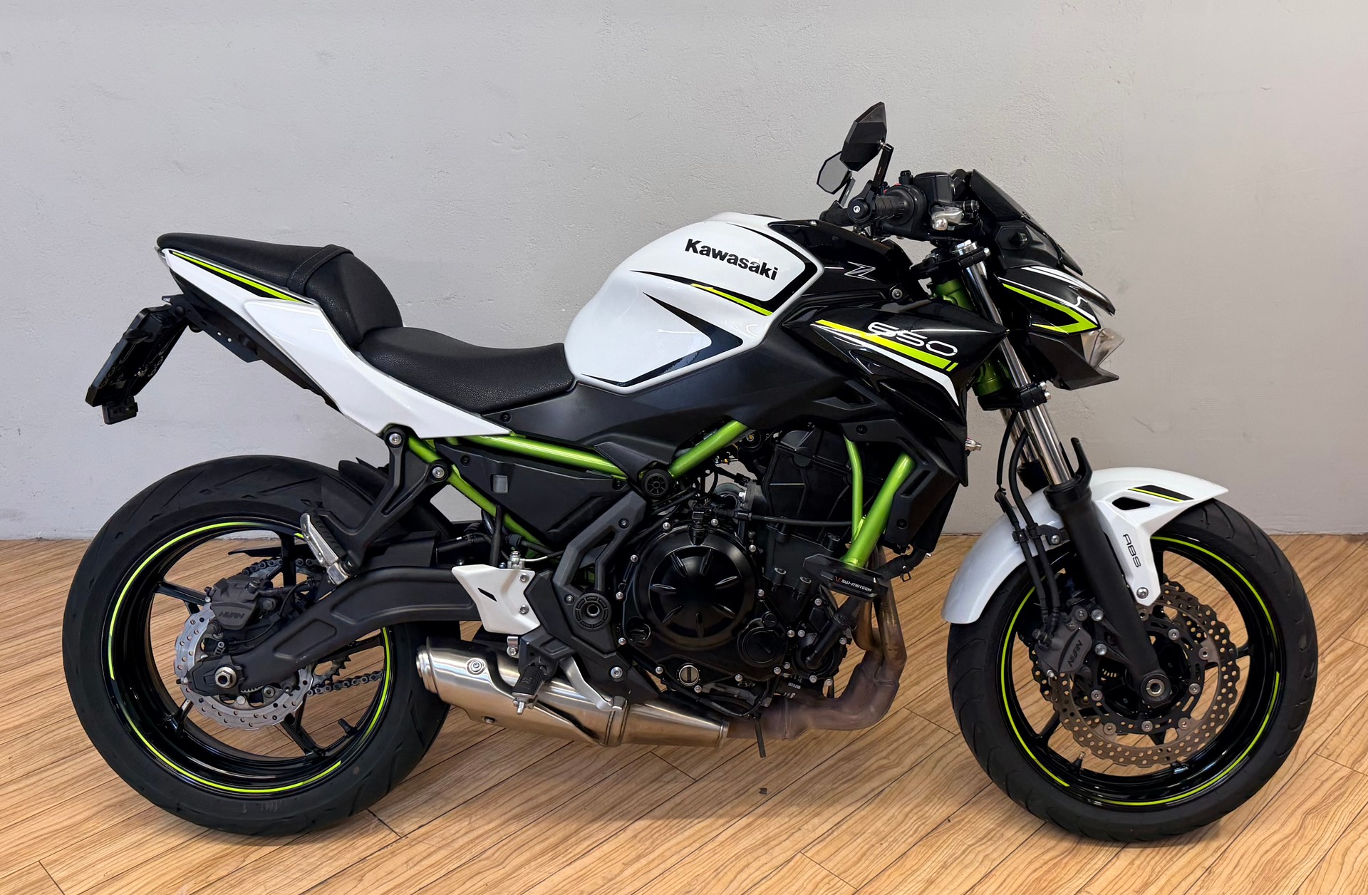 KAWASAKI Z 650 (35kW)-showroom-element-1