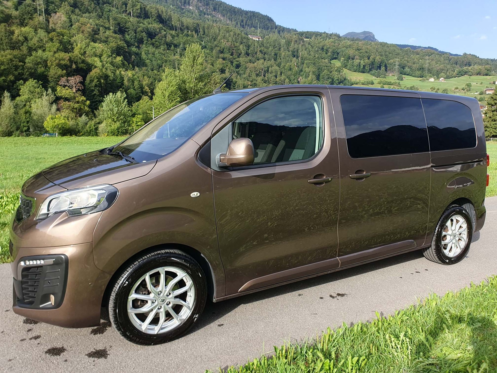PEUGEOT Traveller Standard 2.0 BlueHDi 180 Active S/S-image-2