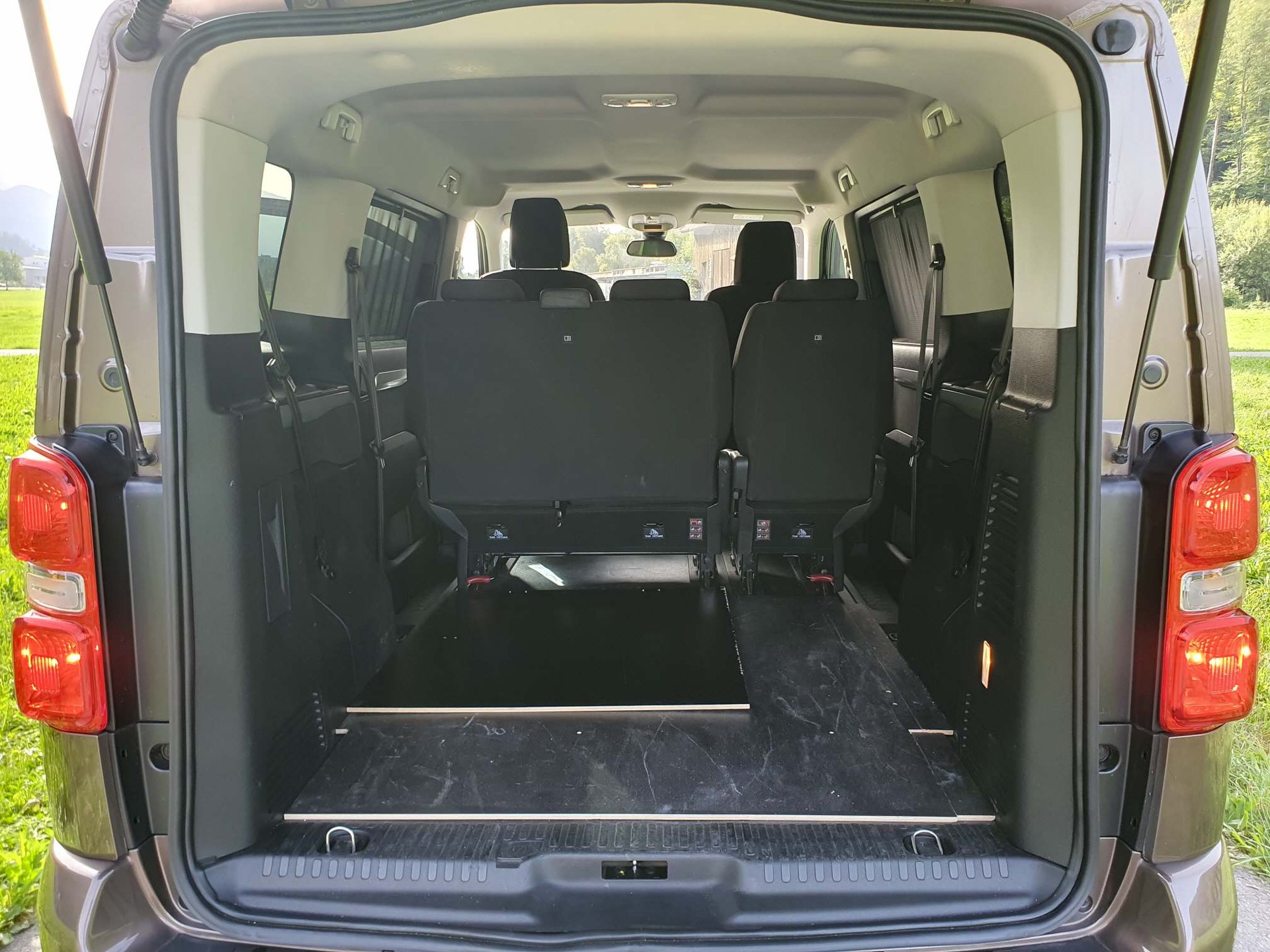 PEUGEOT Traveller Standard 2.0 BlueHDi 180 Active S/S-image-14