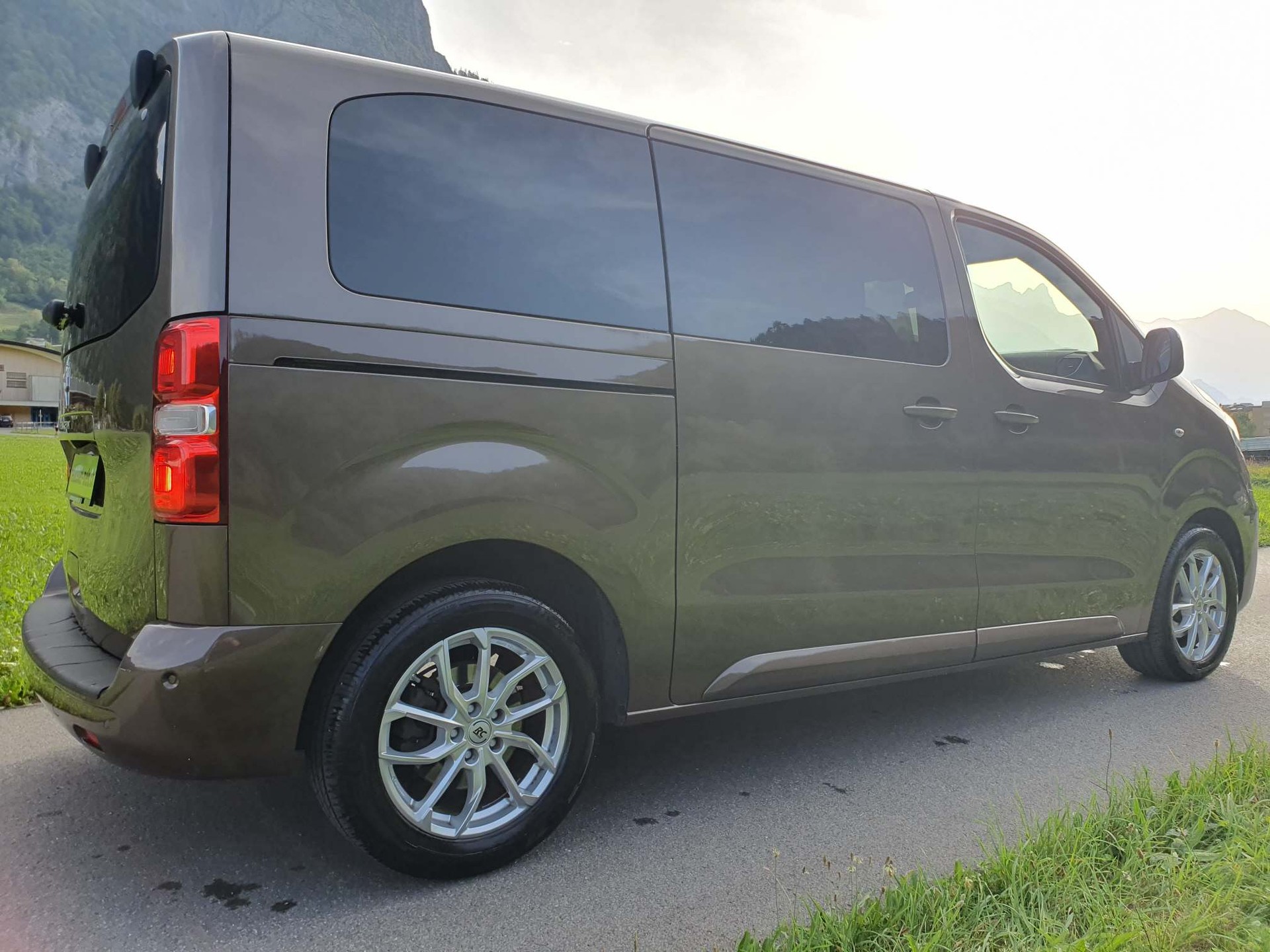 PEUGEOT Traveller Standard 2.0 BlueHDi 180 Active S/S-image-6