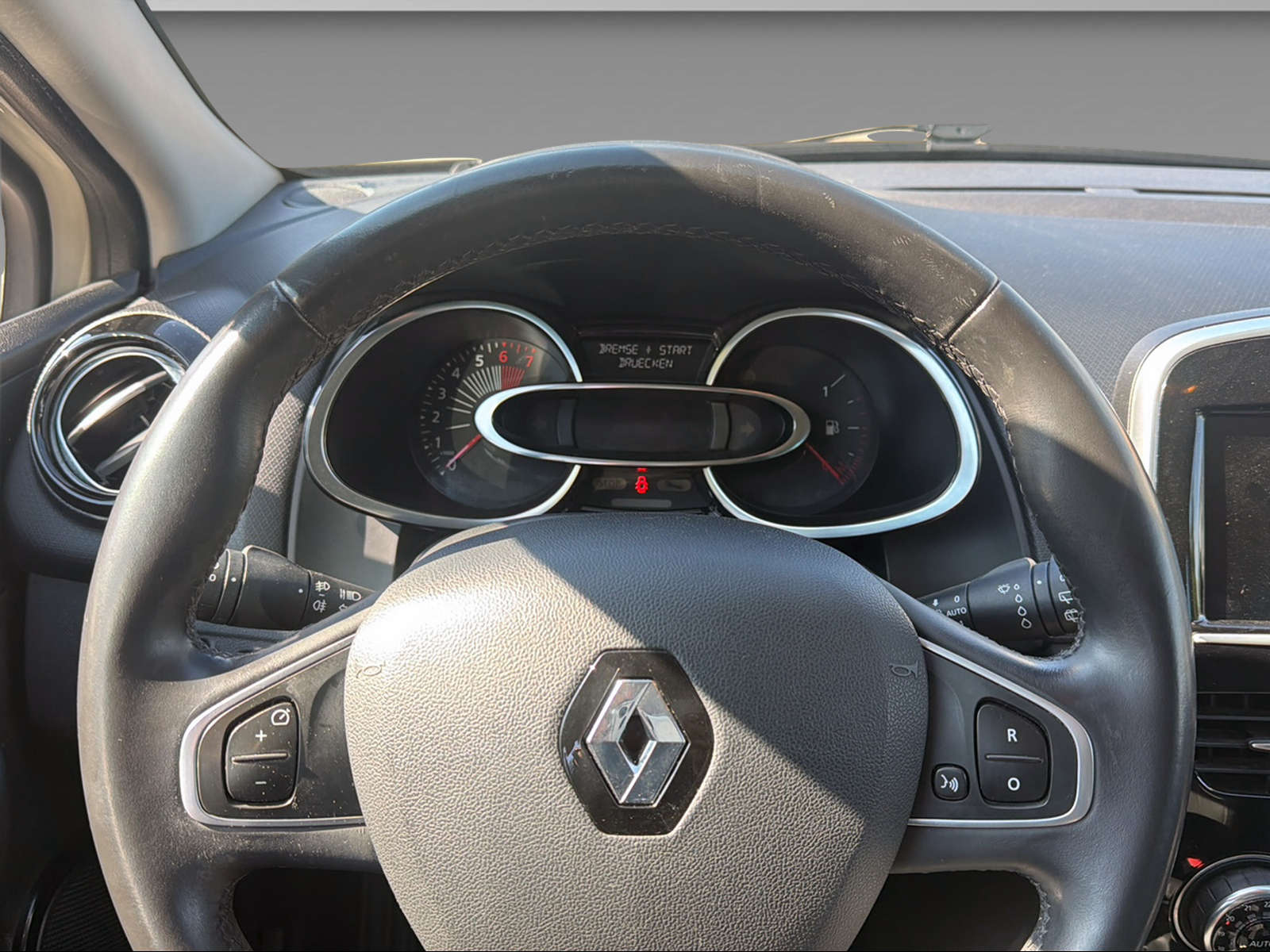 RENAULT Clio 1.2 TCe 120 Iconic S/S-image-17