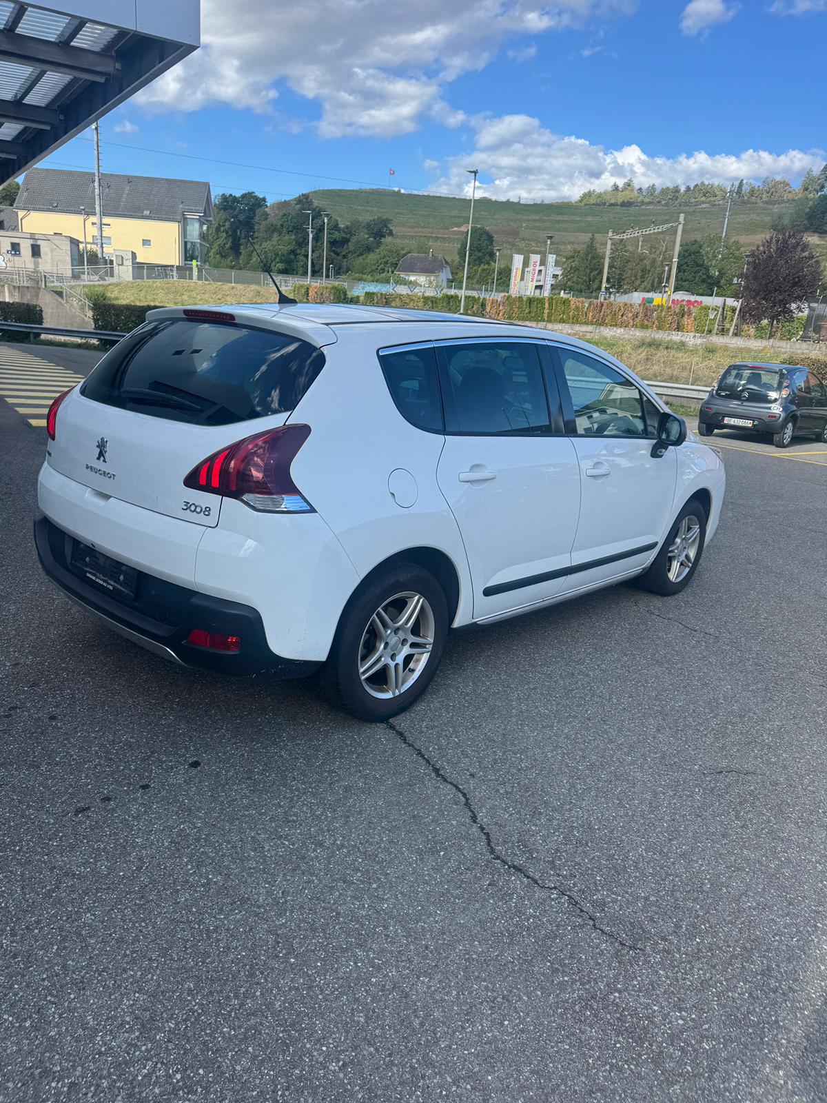 PEUGEOT 3008 1.6 Blue HDI Sensation Tiptronic-image-1