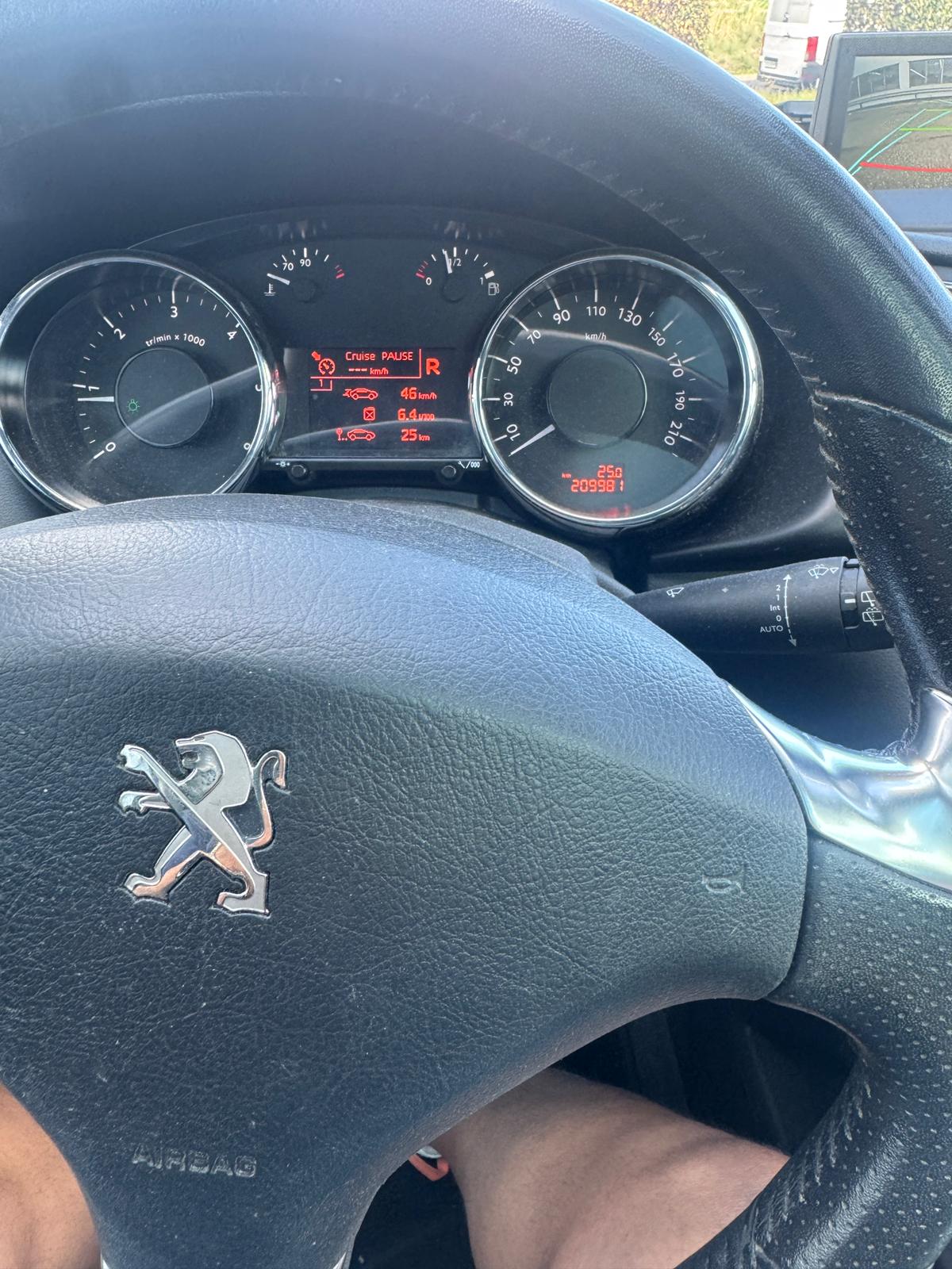 PEUGEOT 3008 1.6 Blue HDI Sensation Tiptronic-image-4