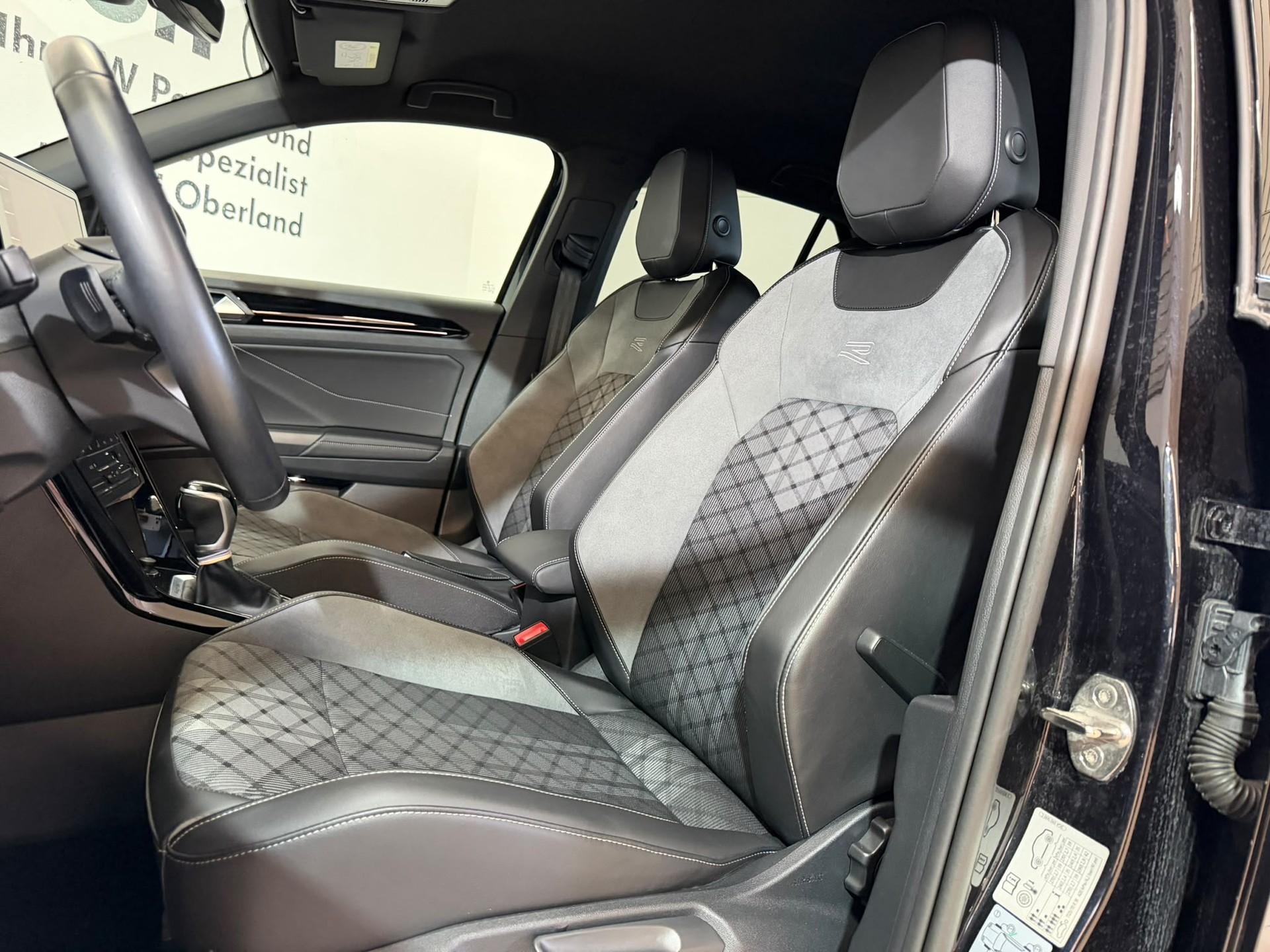 VW T-Roc 2.0 TDI SCR R-Line 4Motion DSG-image-5