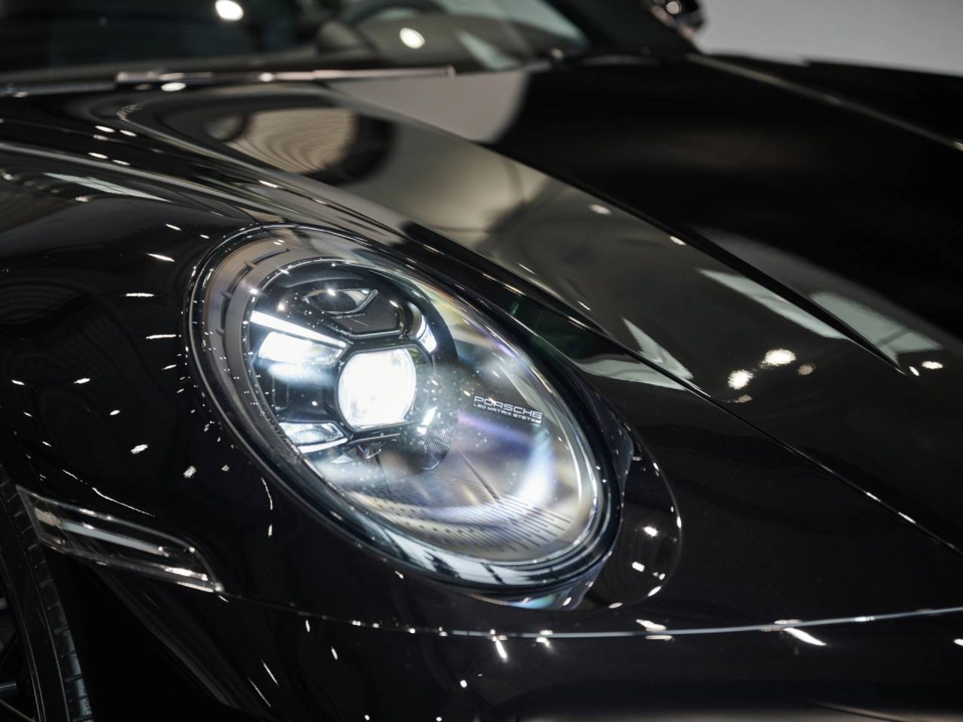 PORSCHE 911 Carrera 4S-image-21