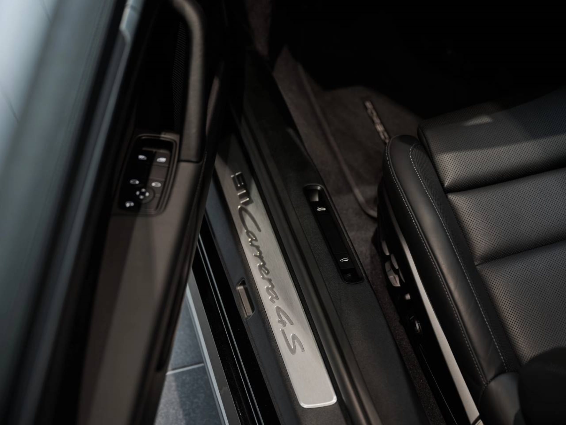 PORSCHE 911 Carrera 4S-image-18