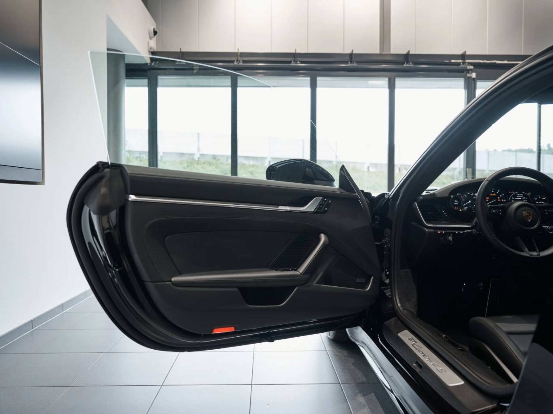 PORSCHE 911 Carrera 4S-image-17