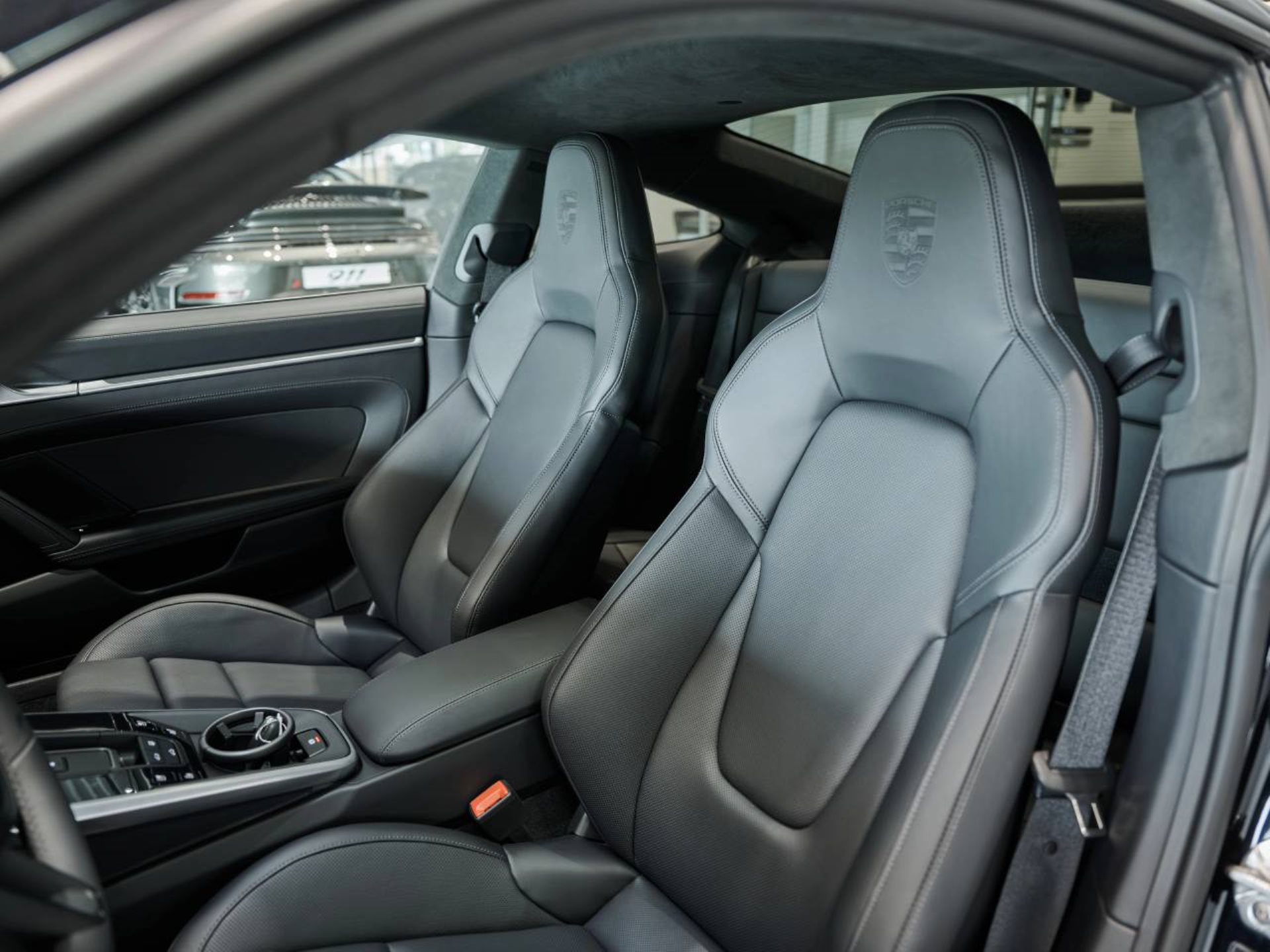 PORSCHE 911 Carrera 4S-image-4