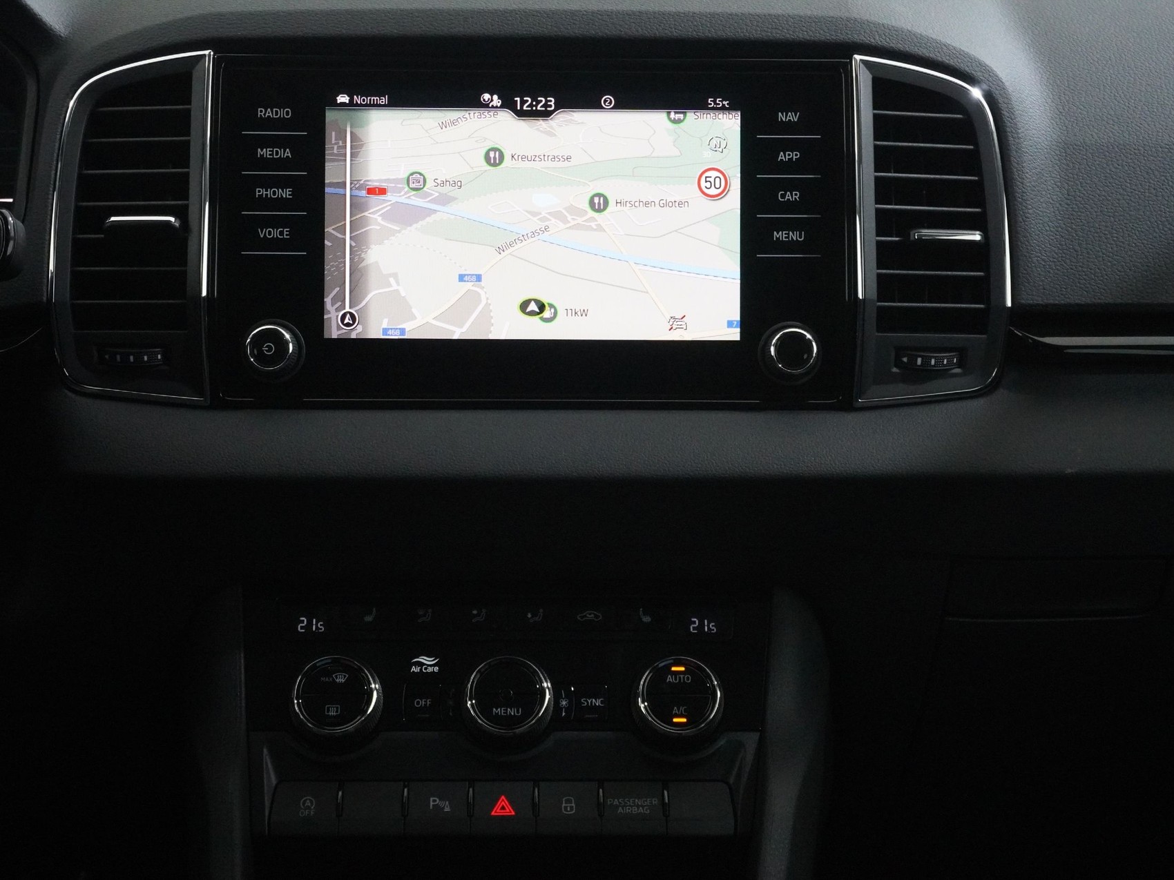SKODA Karoq 2.0 TDI Selection-Lodge 4x4 DSG-image-12
