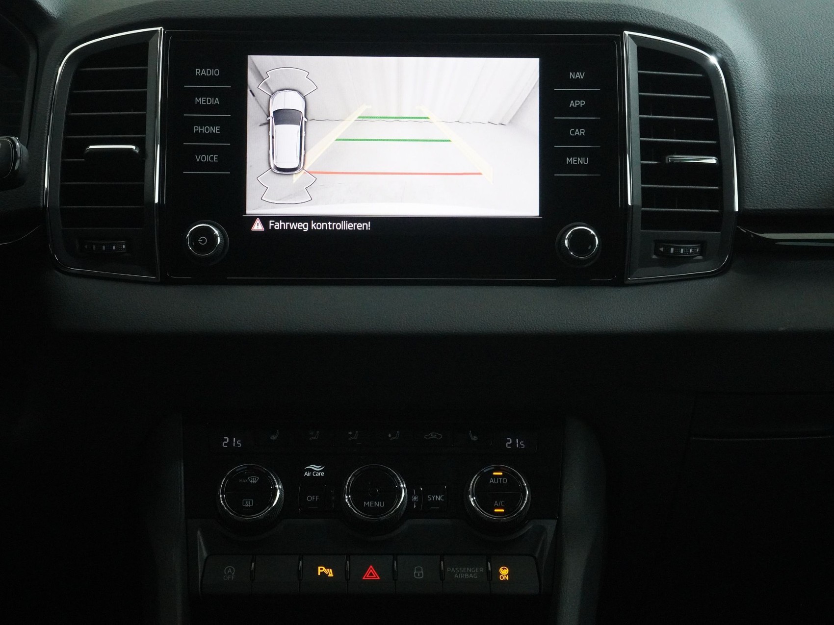 SKODA Karoq 2.0 TDI Selection-Lodge 4x4 DSG-image-13