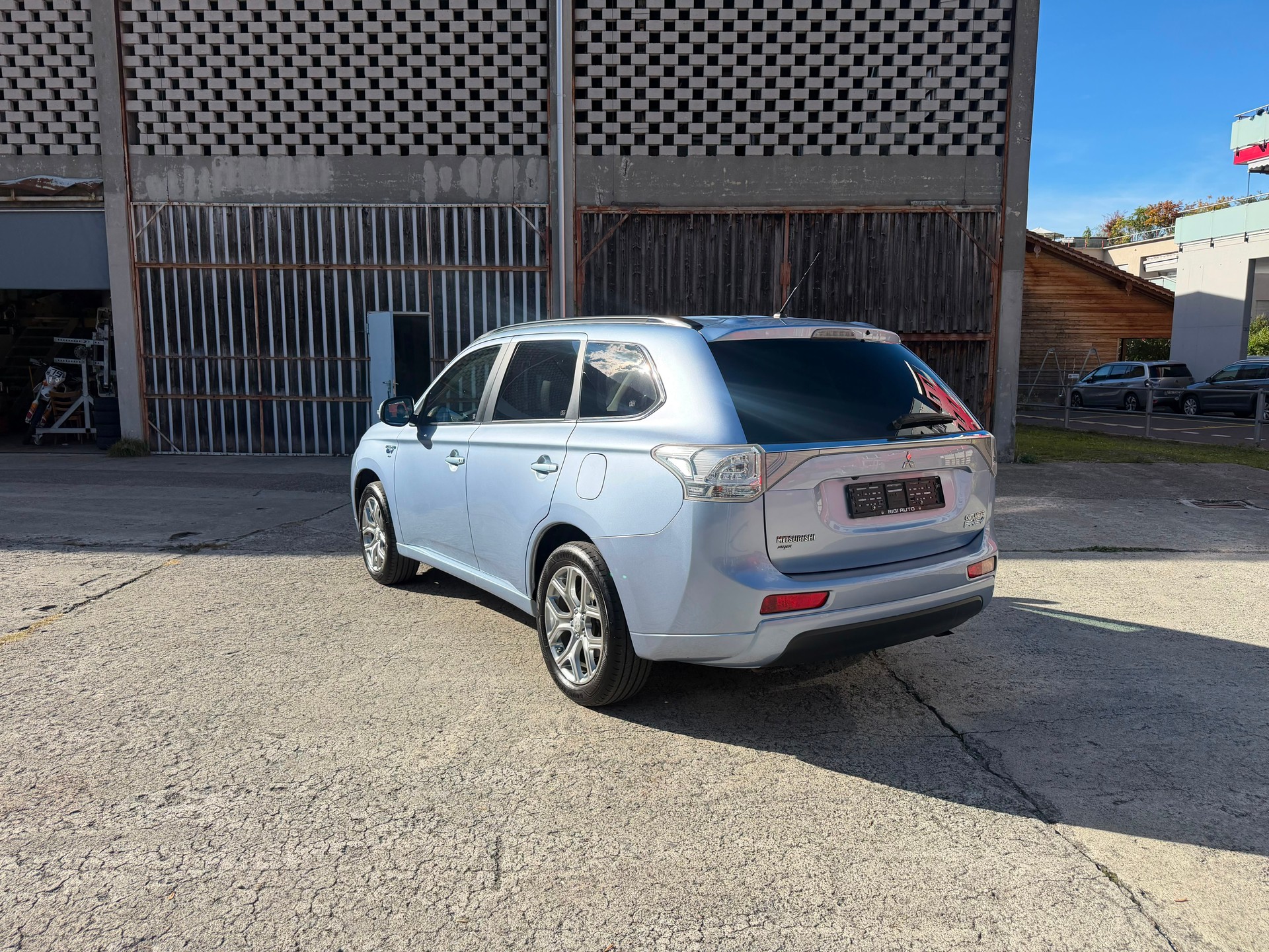 MITSUBISHI Outlander 2.0 PHEV Intense-image-2