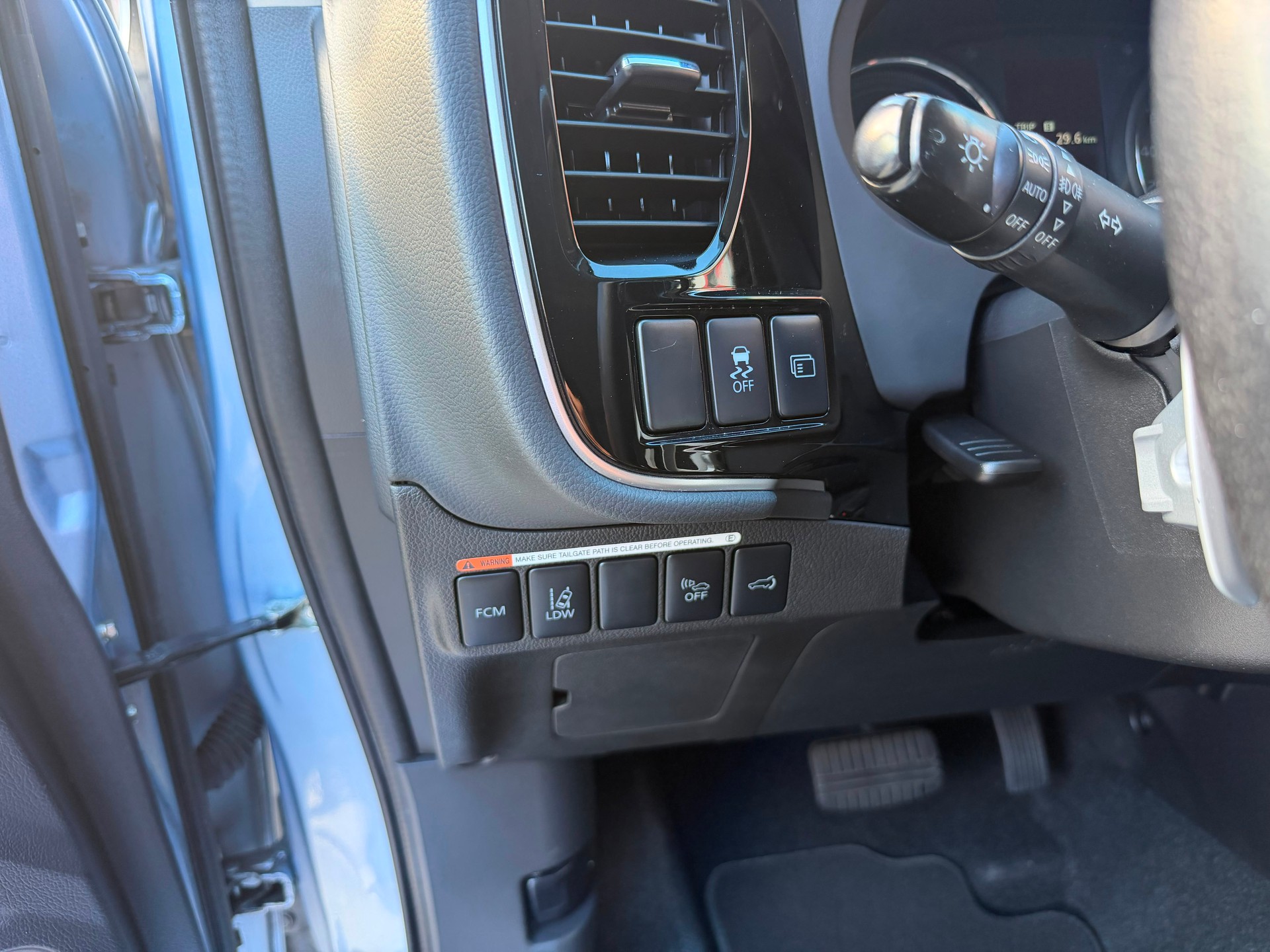 MITSUBISHI Outlander 2.0 PHEV Intense-image-12