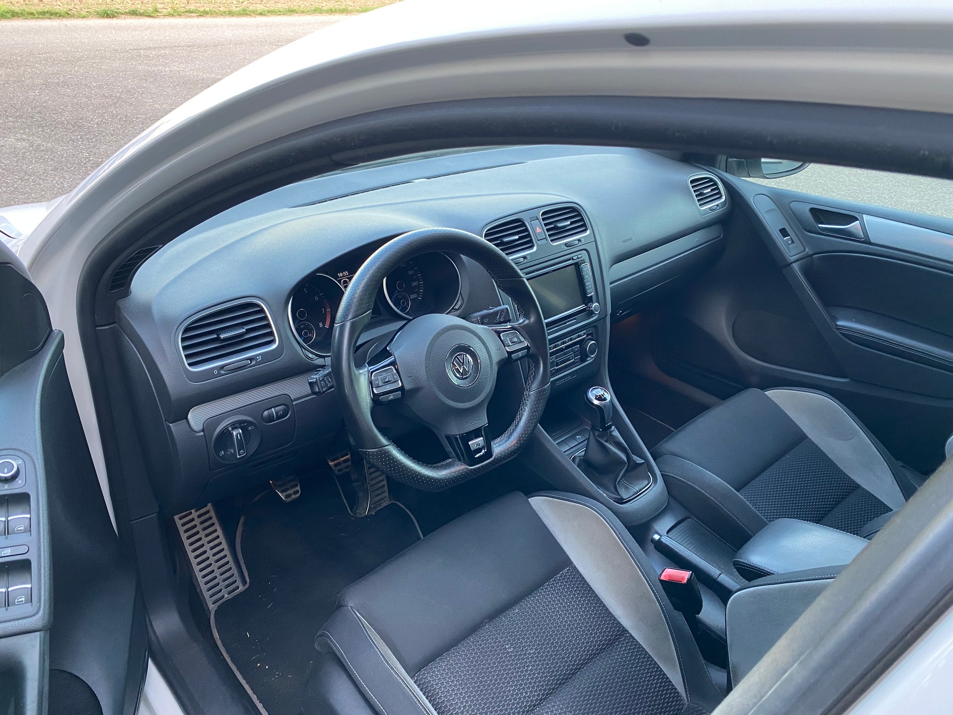 VW Golf 2.0 TSI R 4Motion-image-5