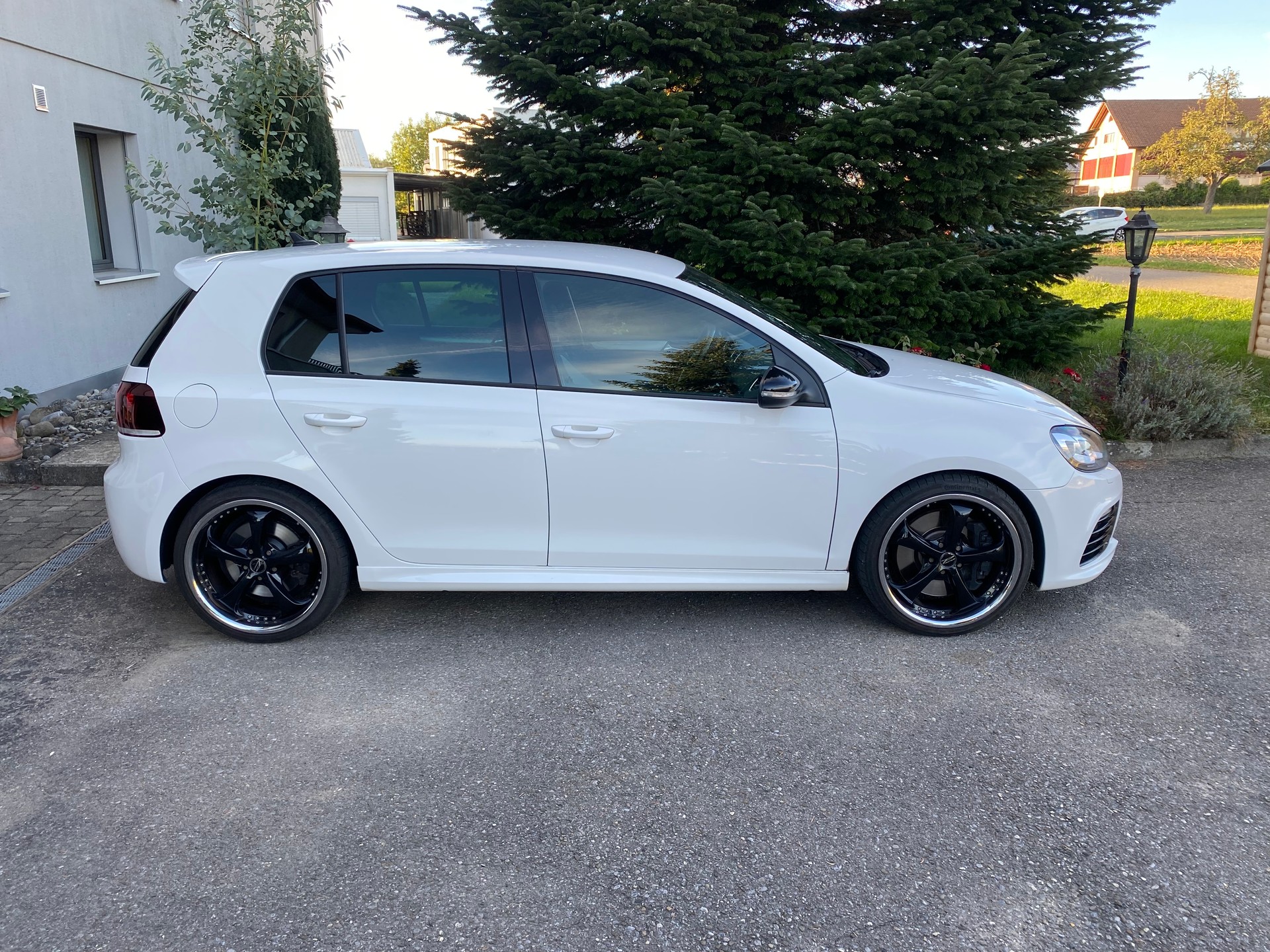 VW Golf 2.0 TSI R 4Motion-image-2