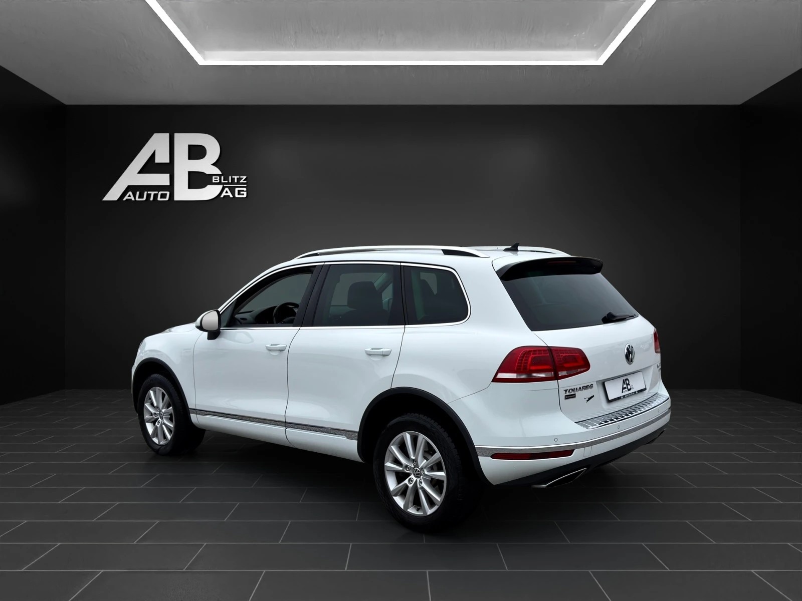 VW Touareg 3.0 TDI BlueMotion Technology Tiptronic-image-2