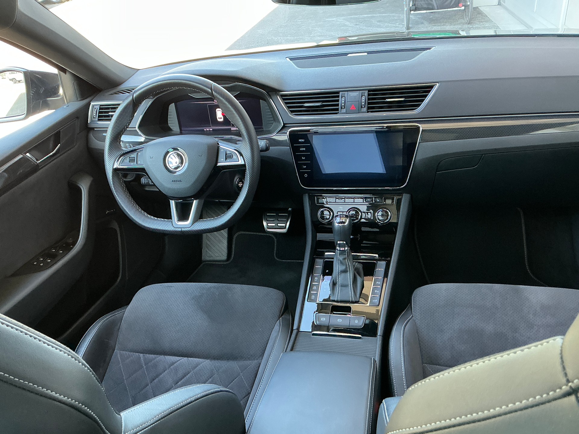 SKODA Superb Combi 2.0 TSI SportLine+ 4x4 DSG-image-9