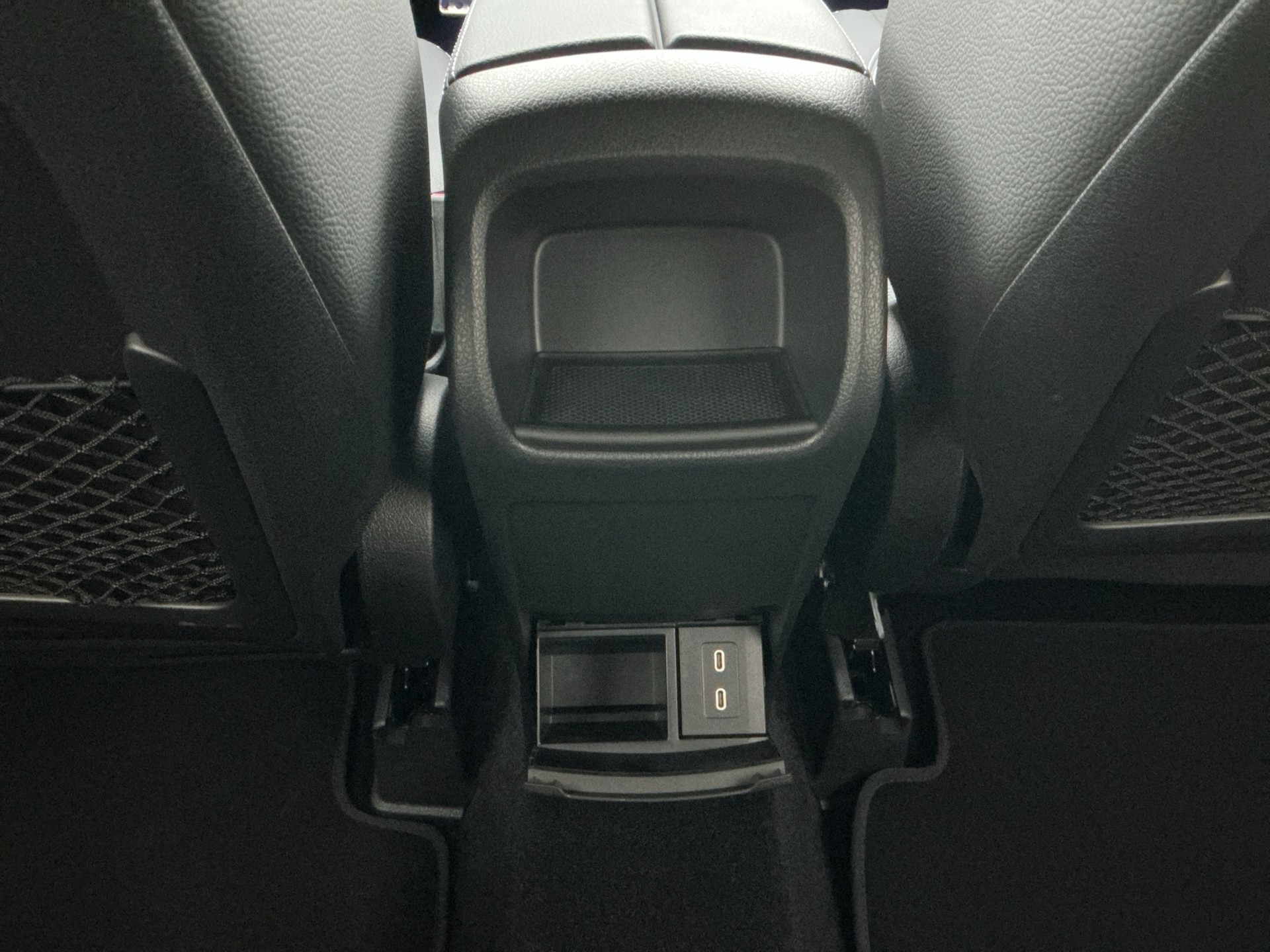 MERCEDES-BENZ GLB 200 7G-Tronic AMG Line Night-image-13