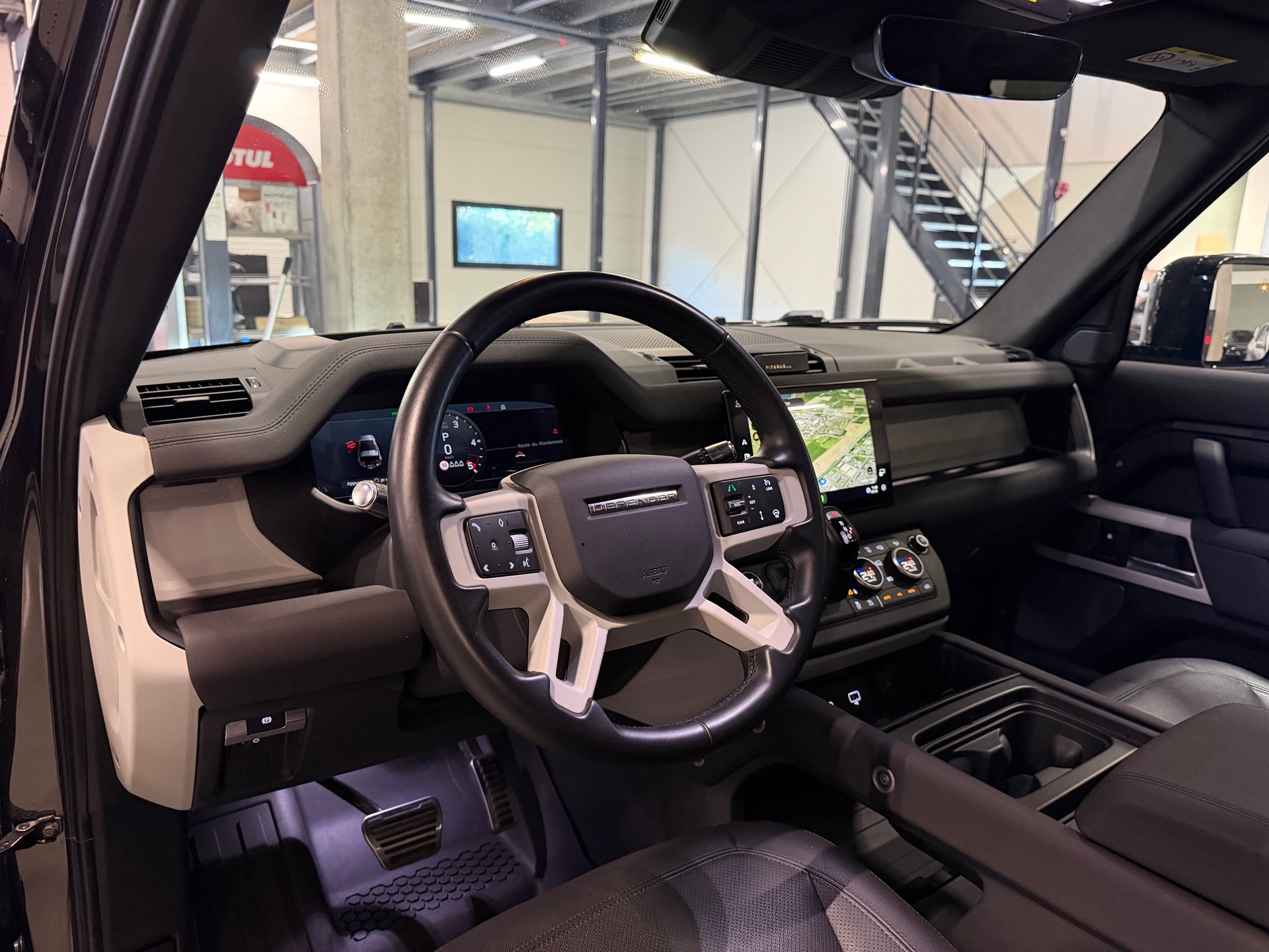LAND ROVER Defender 90 3.0D I6 300 SE AT8 *Swiss VHC*-image-6