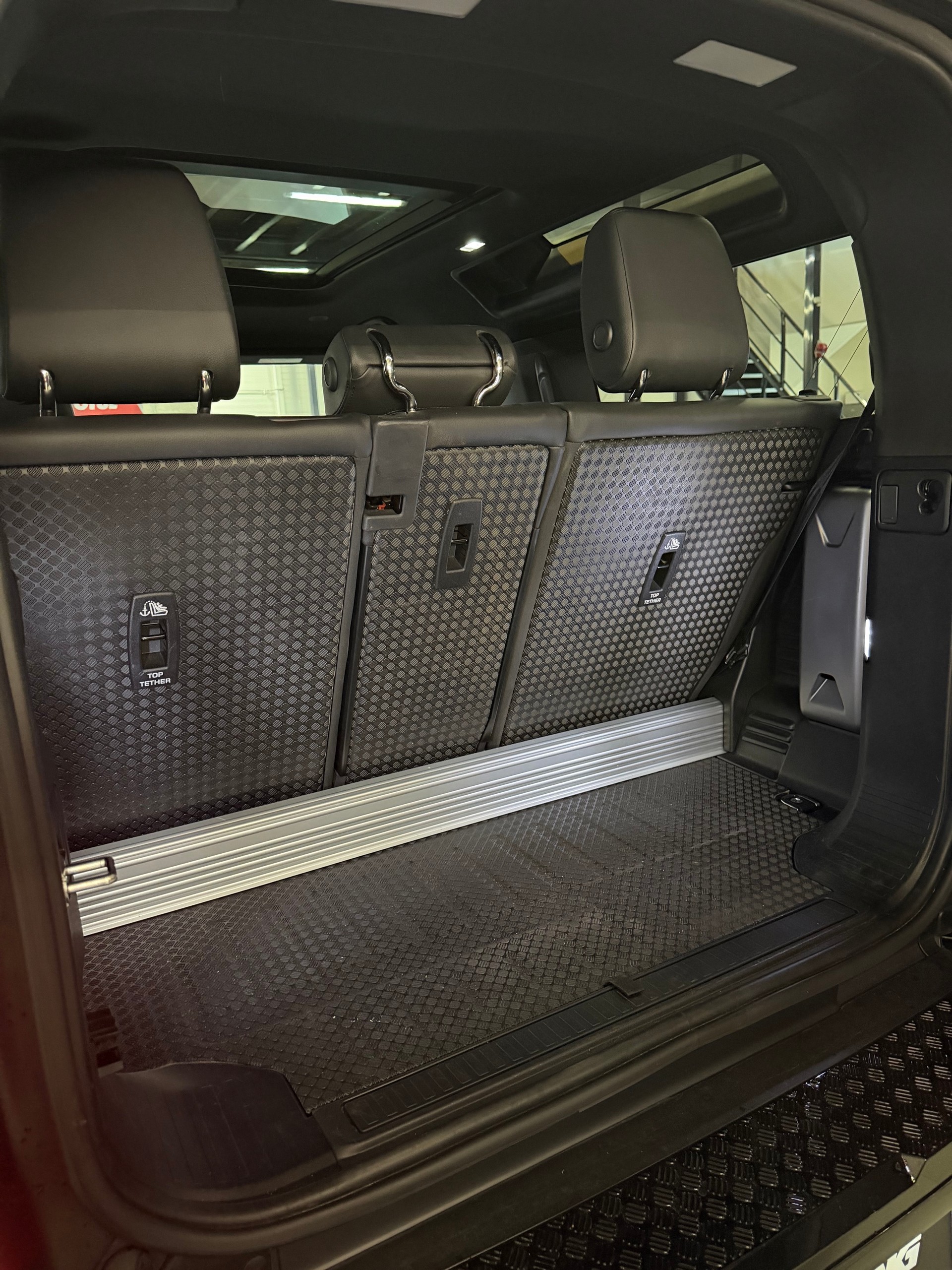 LAND ROVER Defender 90 3.0D I6 300 SE AT8 *Swiss VHC*-image-10