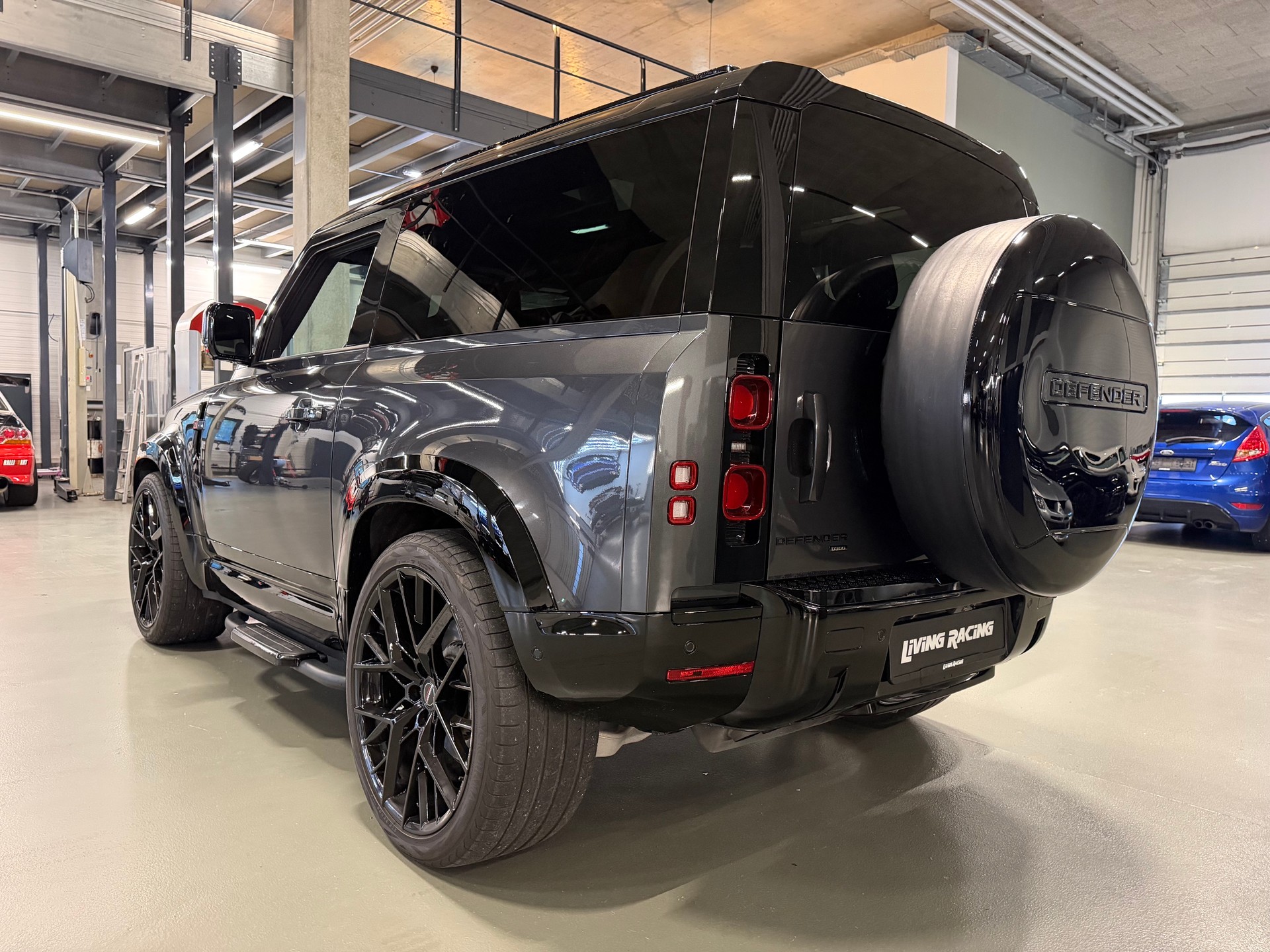 LAND ROVER Defender 90 3.0D I6 300 SE AT8 *Swiss VHC*-image-2