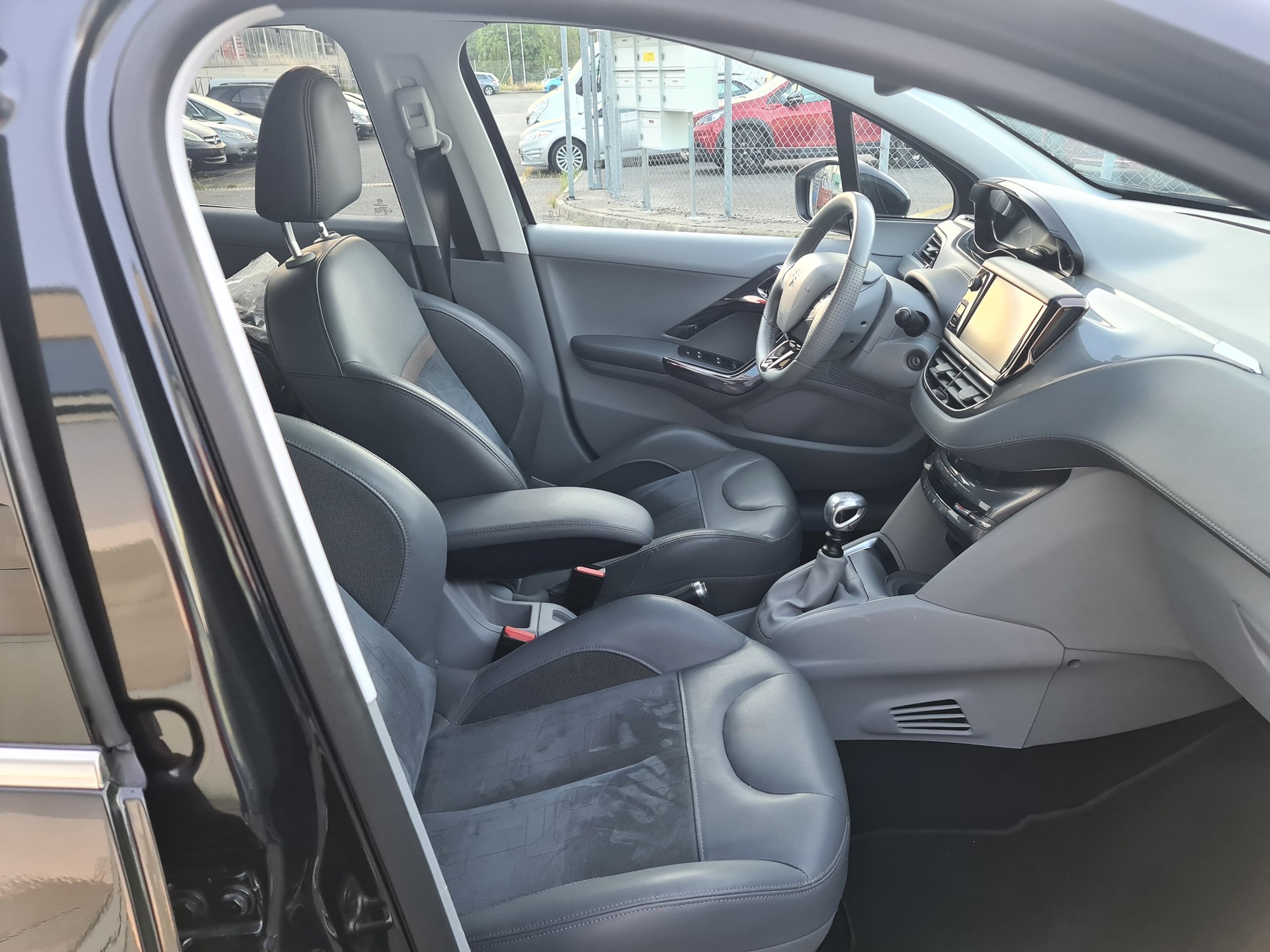 PEUGEOT 208 1.6 e-HDI Allure-image-6