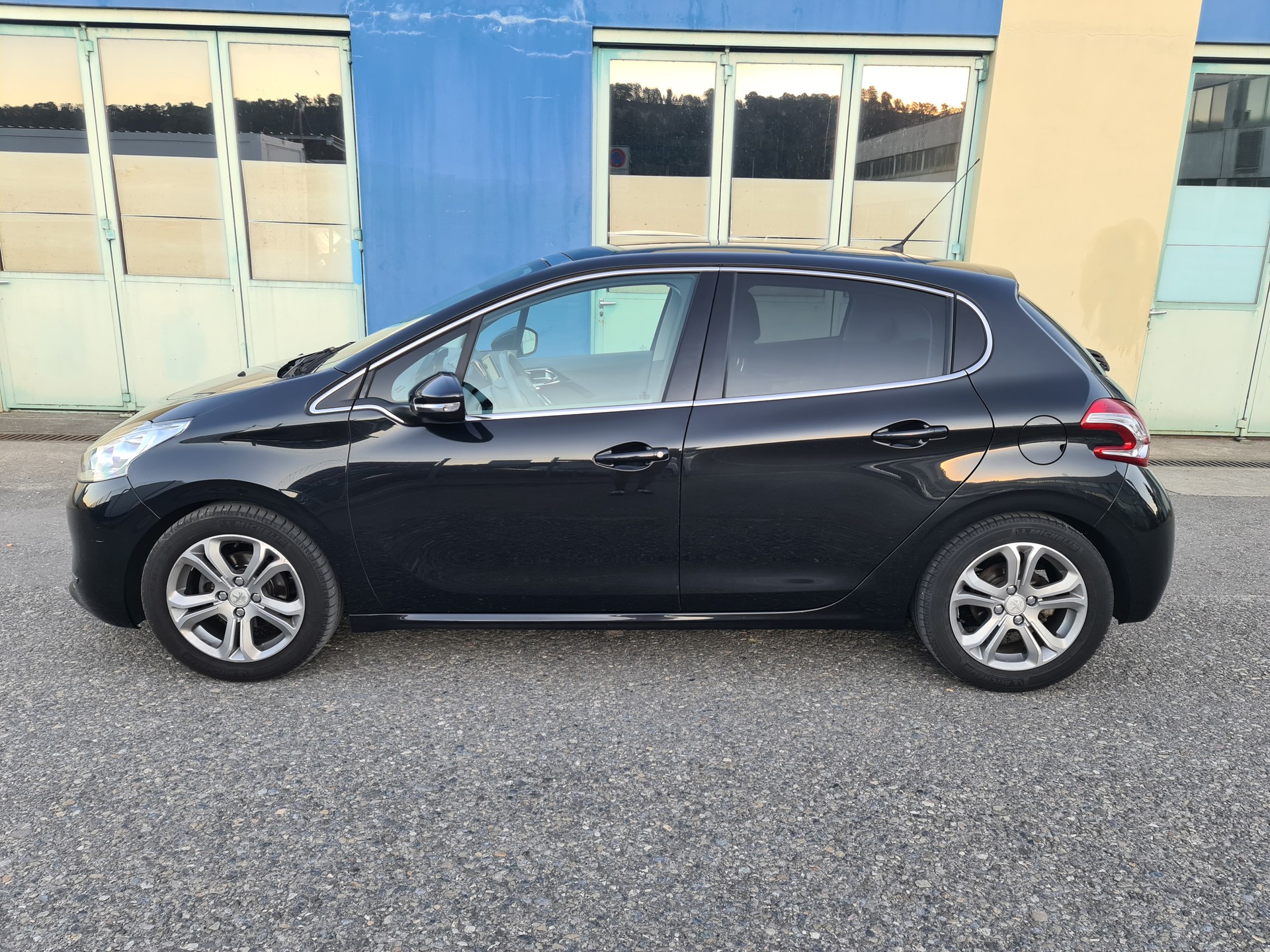 PEUGEOT 208 1.6 e-HDI Allure-image-15