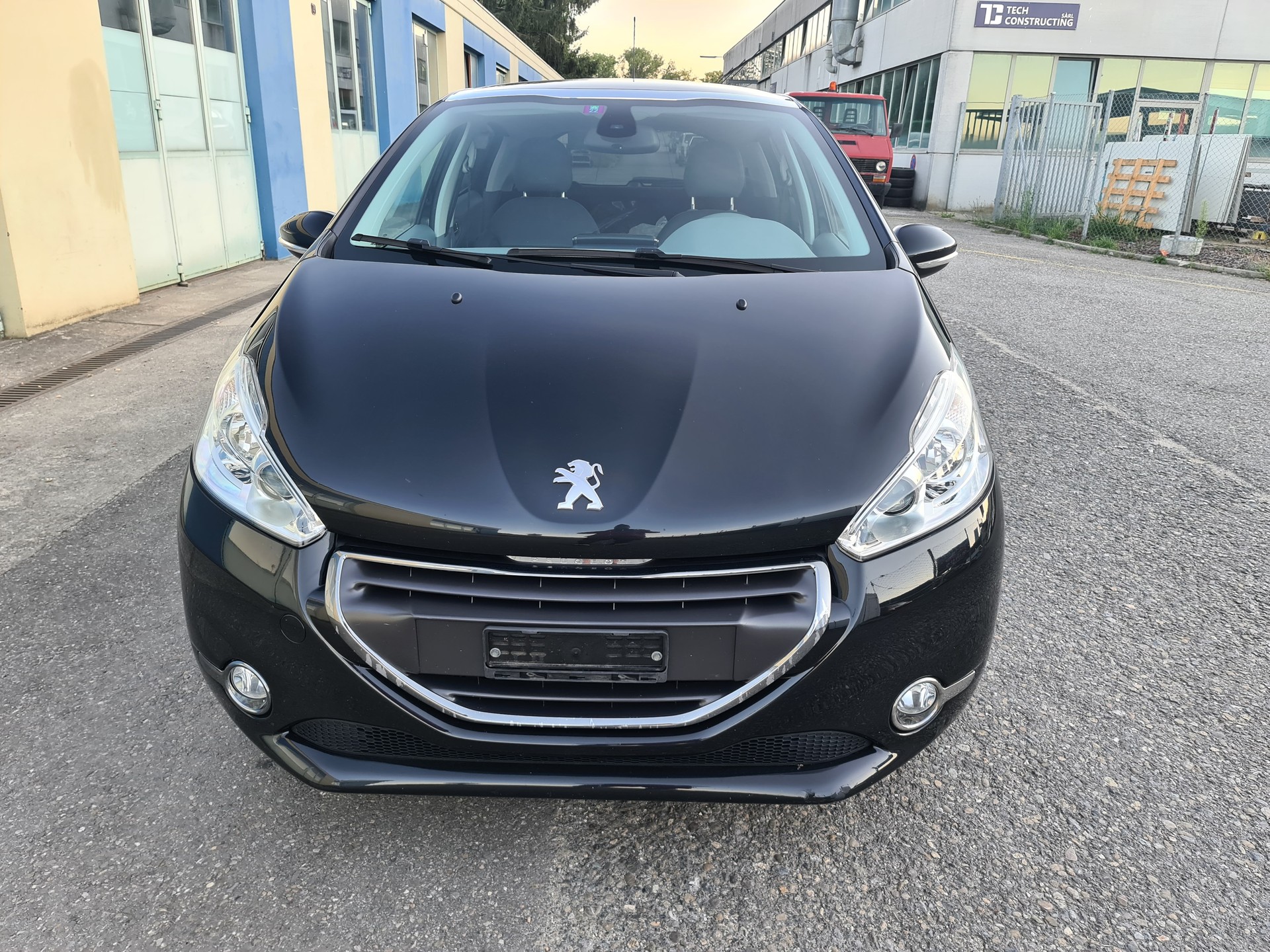 PEUGEOT 208 1.6 e-HDI Allure-image-9