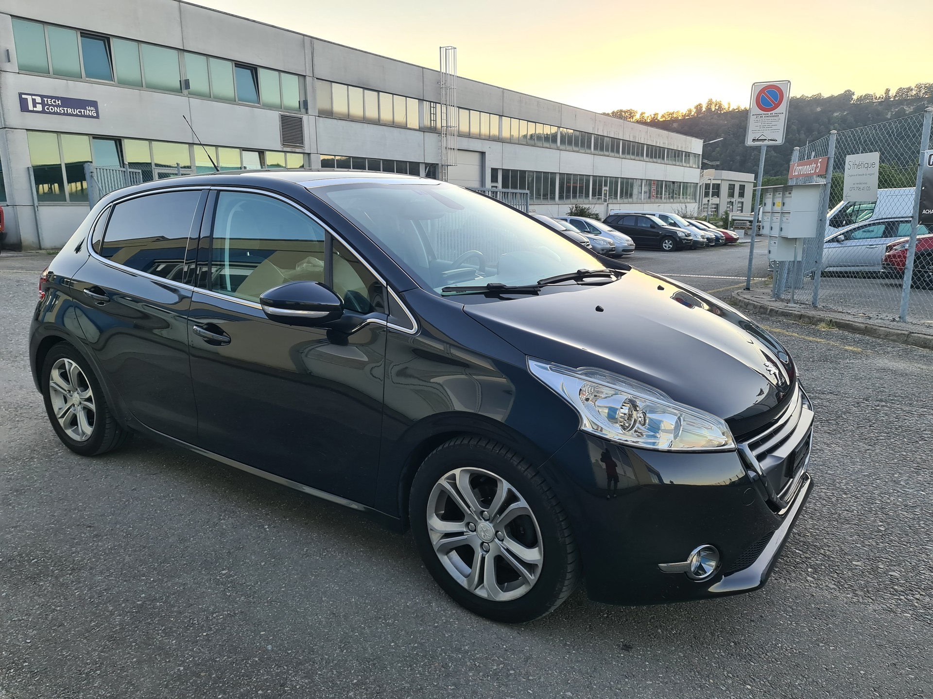PEUGEOT 208 1.6 e-HDI Allure-image-10