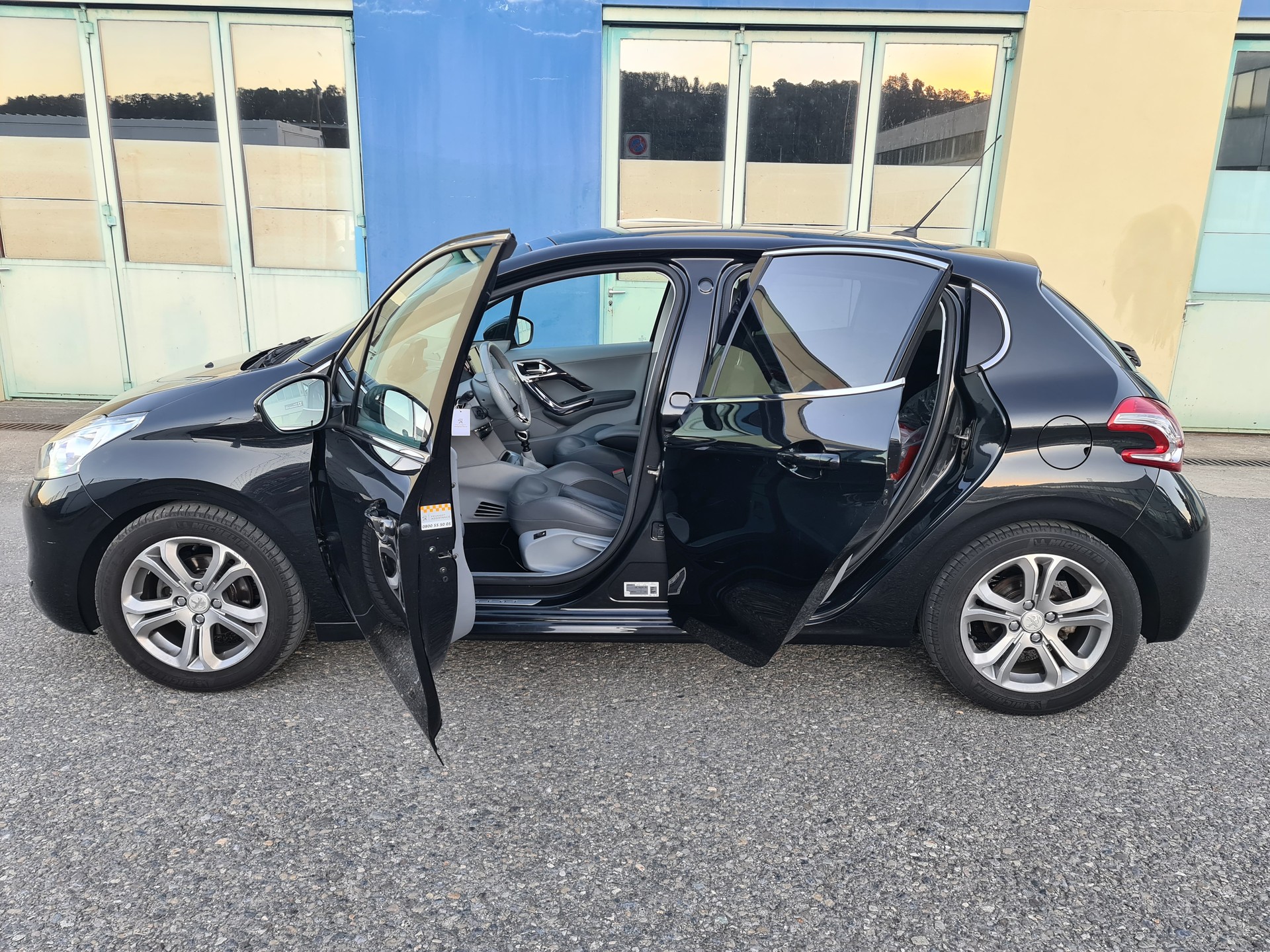 PEUGEOT 208 1.6 e-HDI Allure-image-0