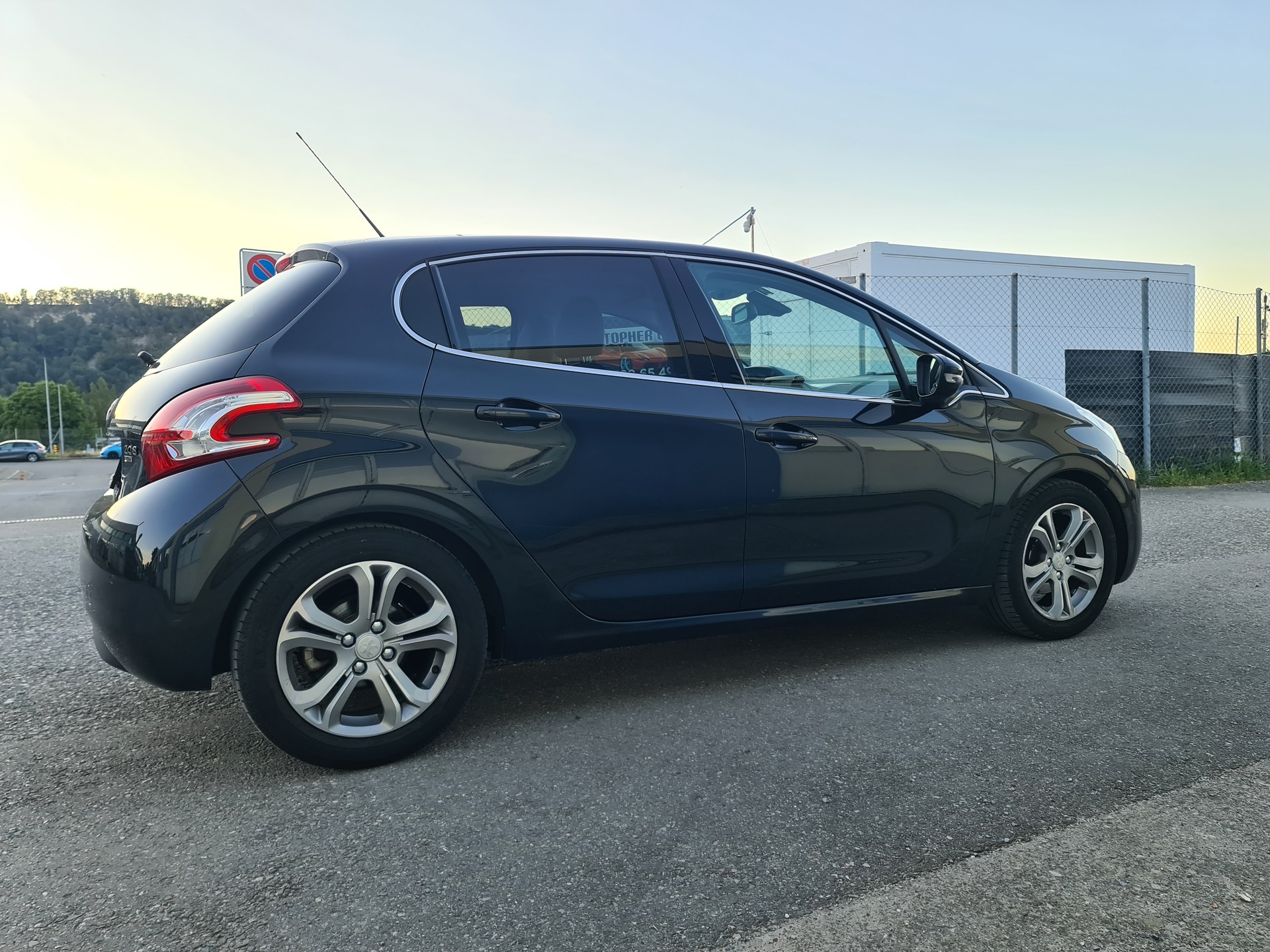 PEUGEOT 208 1.6 e-HDI Allure-image-11