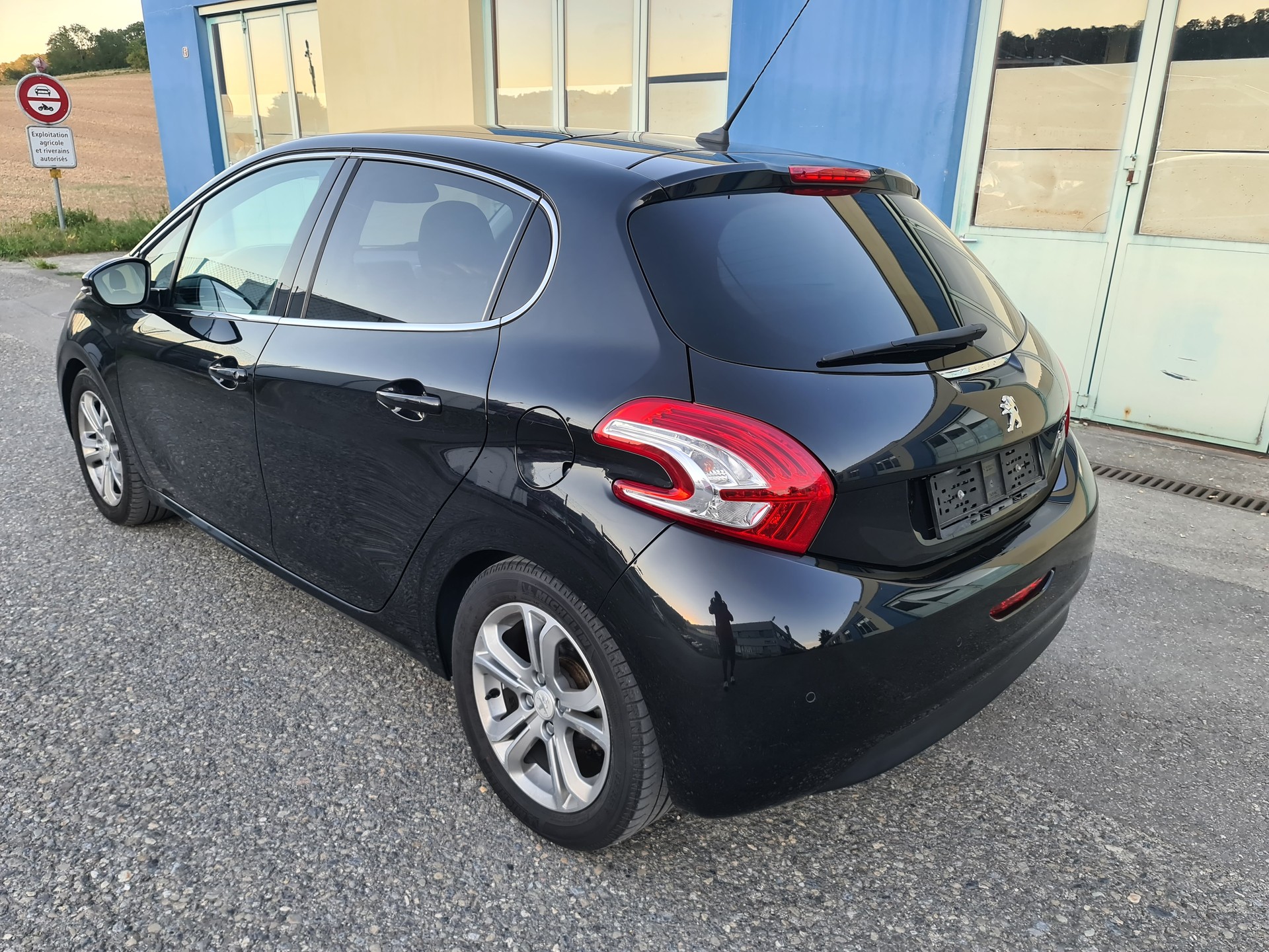 PEUGEOT 208 1.6 e-HDI Allure-image-14