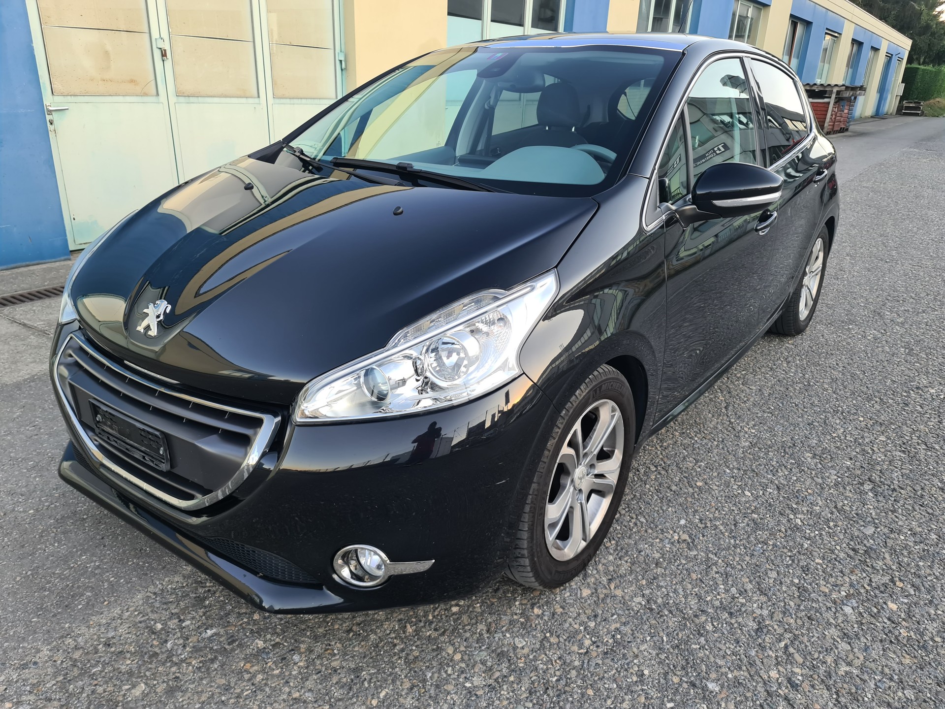 PEUGEOT 208 1.6 e-HDI Allure-image-8