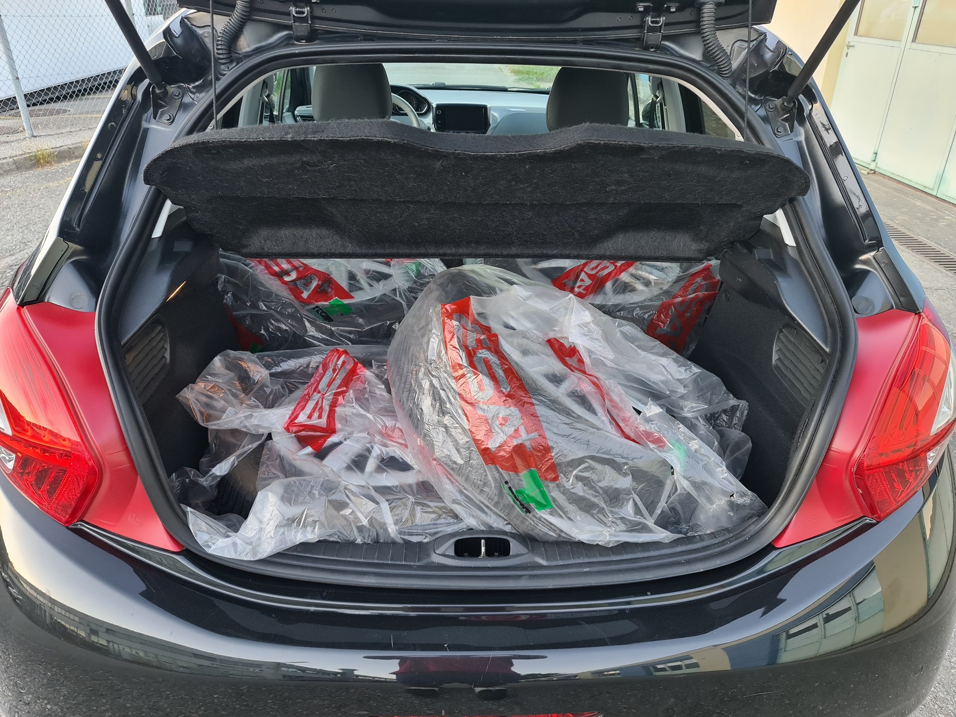 PEUGEOT 208 1.6 e-HDI Allure-image-5