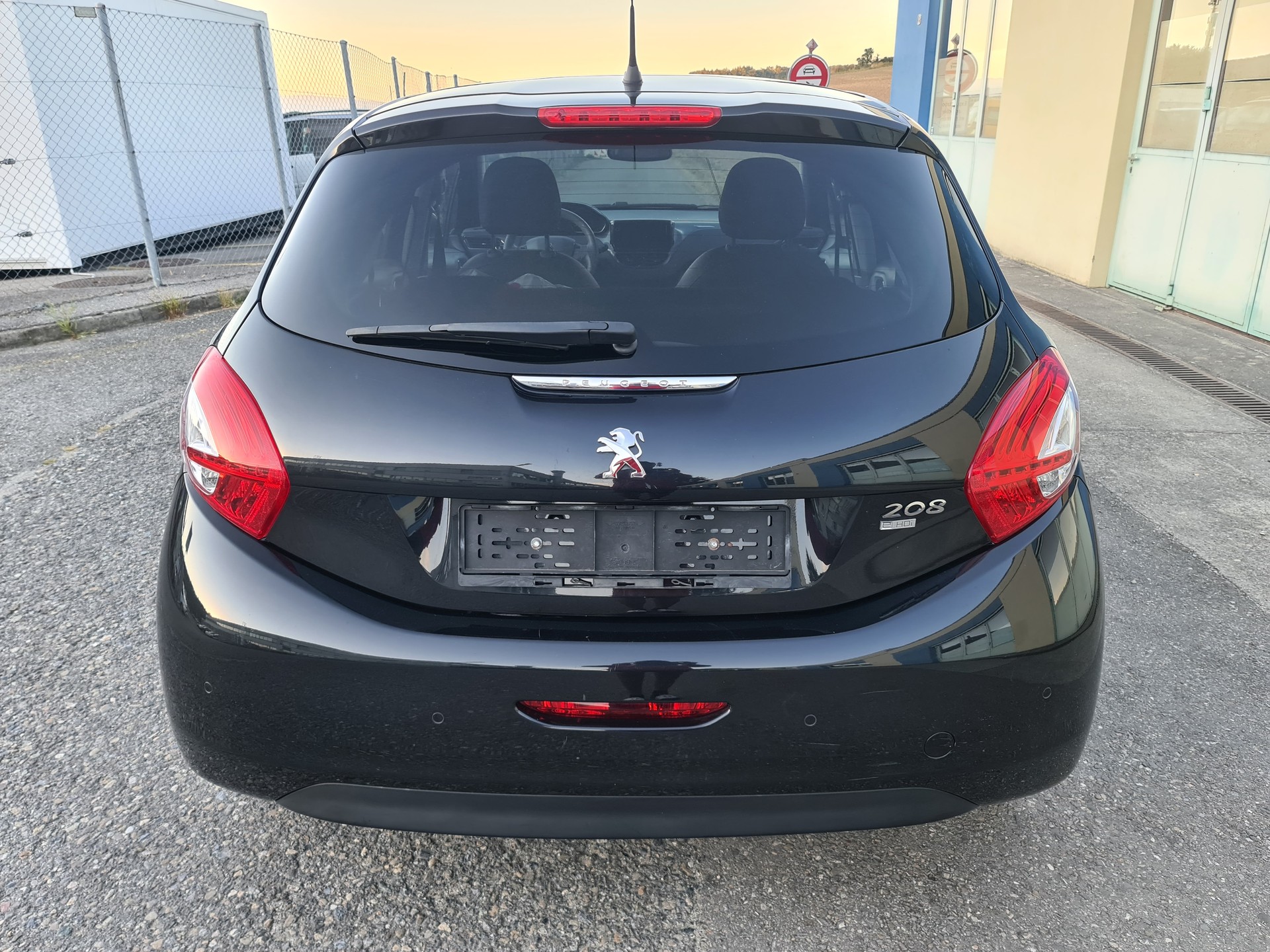 PEUGEOT 208 1.6 e-HDI Allure-image-13