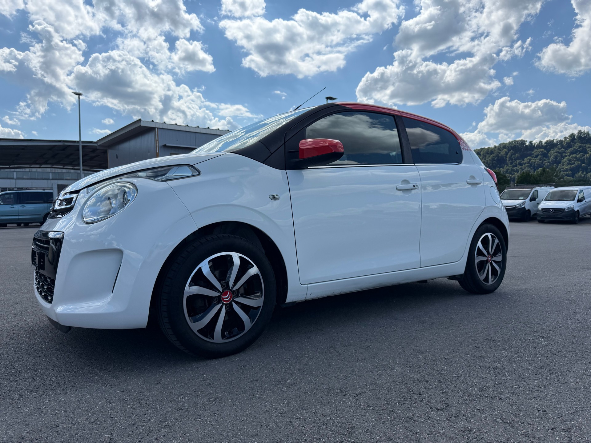 CITROEN C1 1.2 VTi Shine Edition-image-1