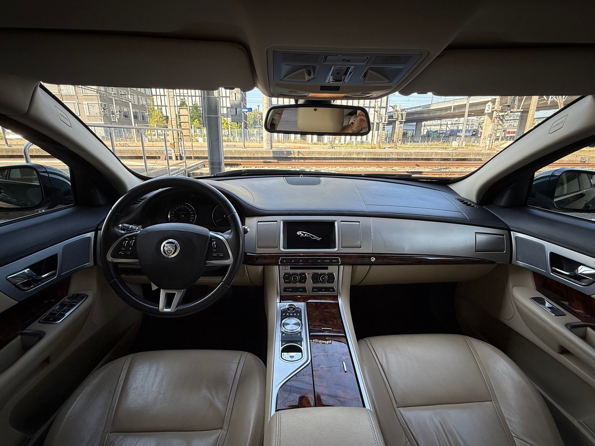 JAGUAR XF 3.0d V6 Luxury-image-9