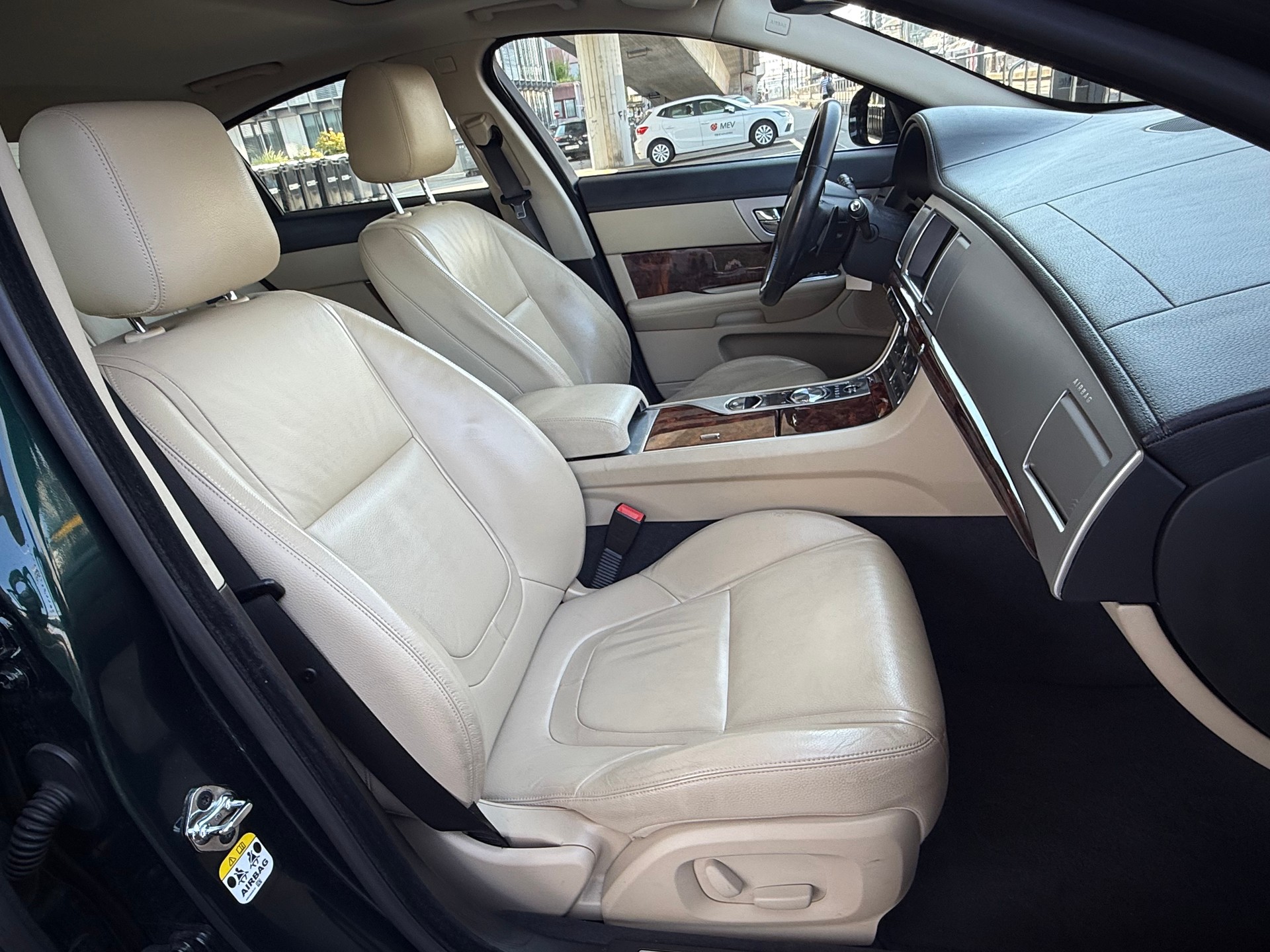 JAGUAR XF 3.0d V6 Luxury-image-12