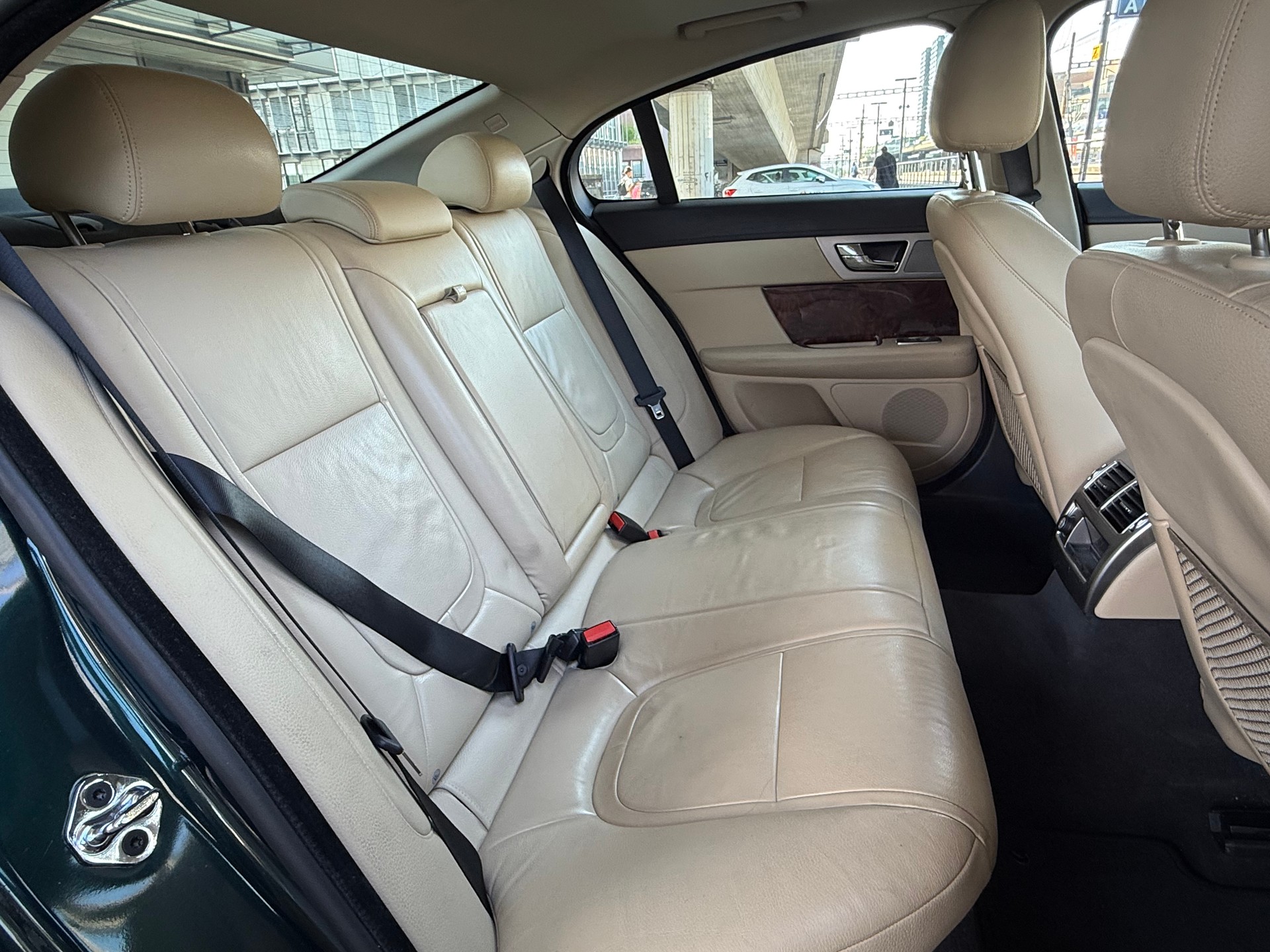JAGUAR XF 3.0d V6 Luxury-image-14