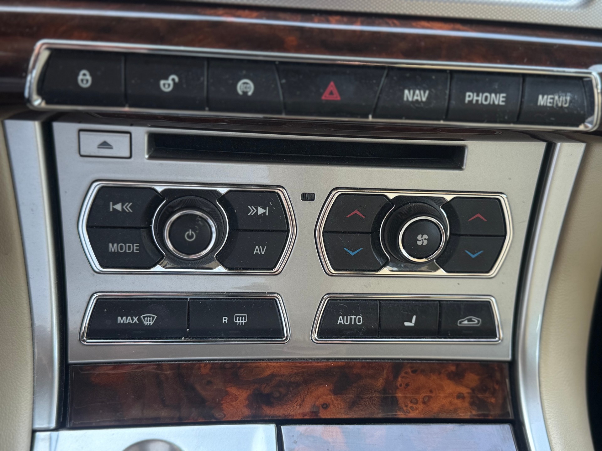 JAGUAR XF 3.0d V6 Luxury-image-15