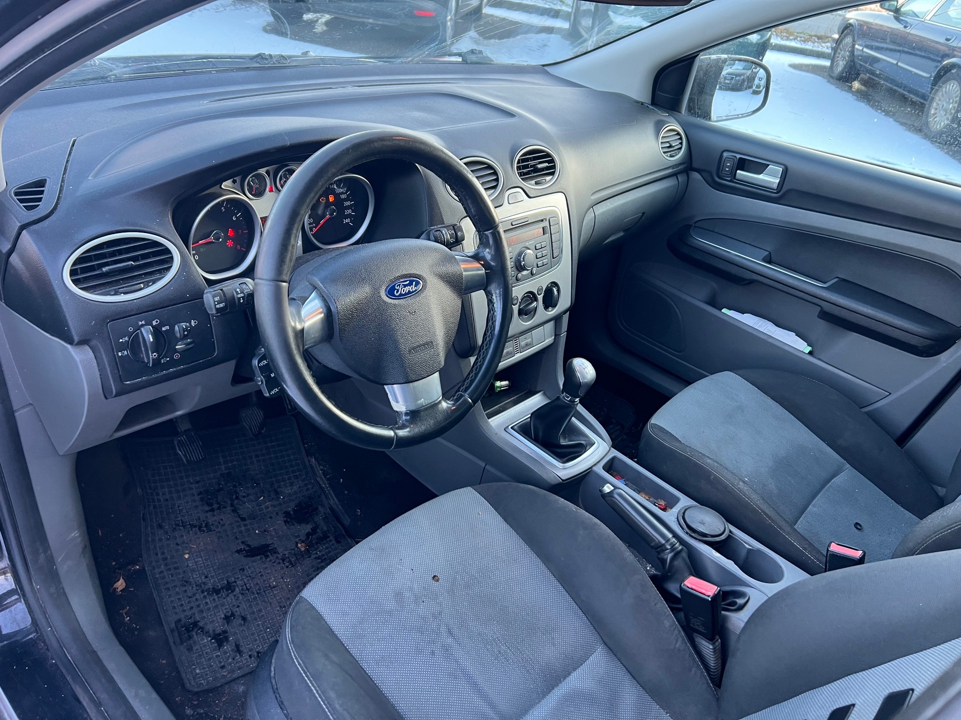 FORD Focus 1.8i Titanium-image-8