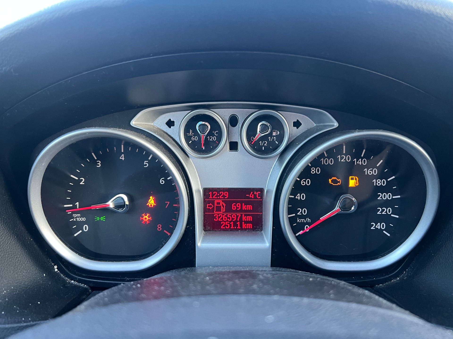 FORD Focus 1.8i Titanium-image-11